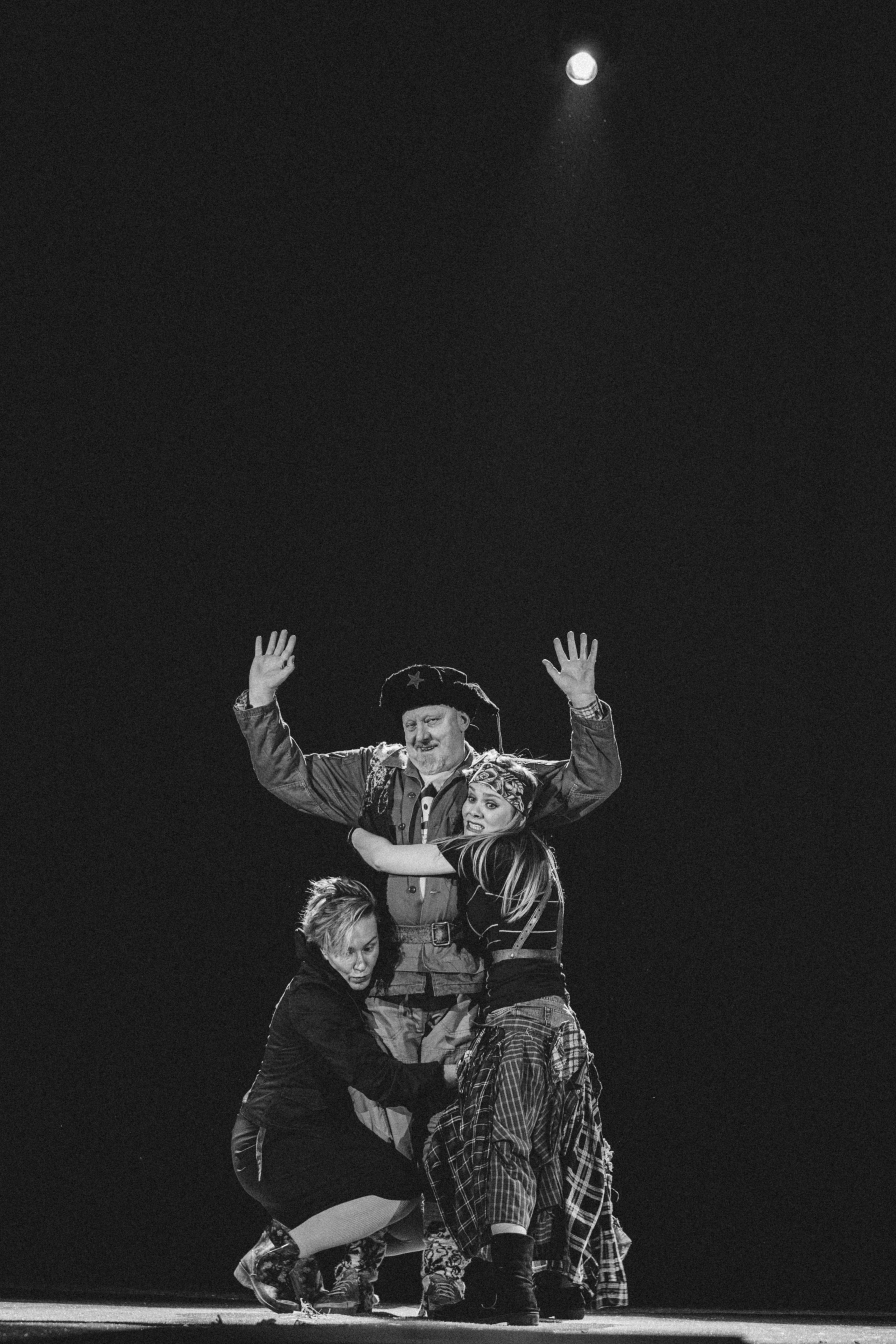 Спектакль Егора Дружинина «Всюду жизнь»