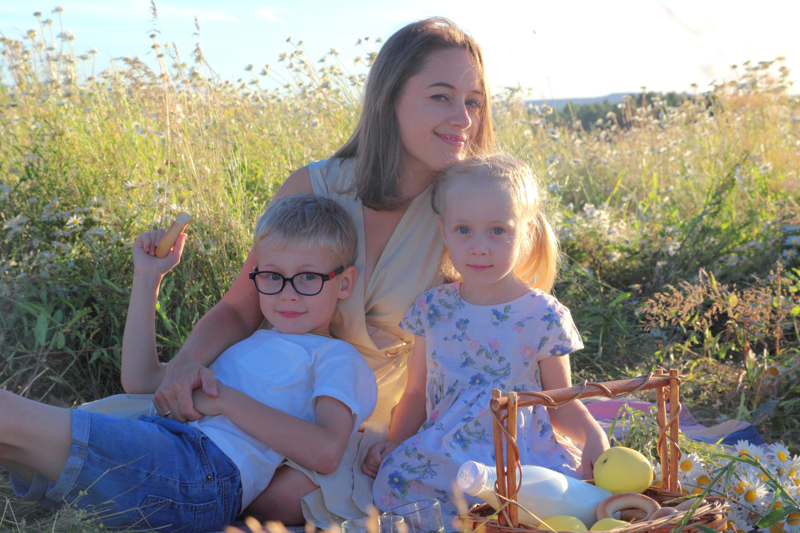 В ромашковом поле). Фотограф Ирина Колесникова