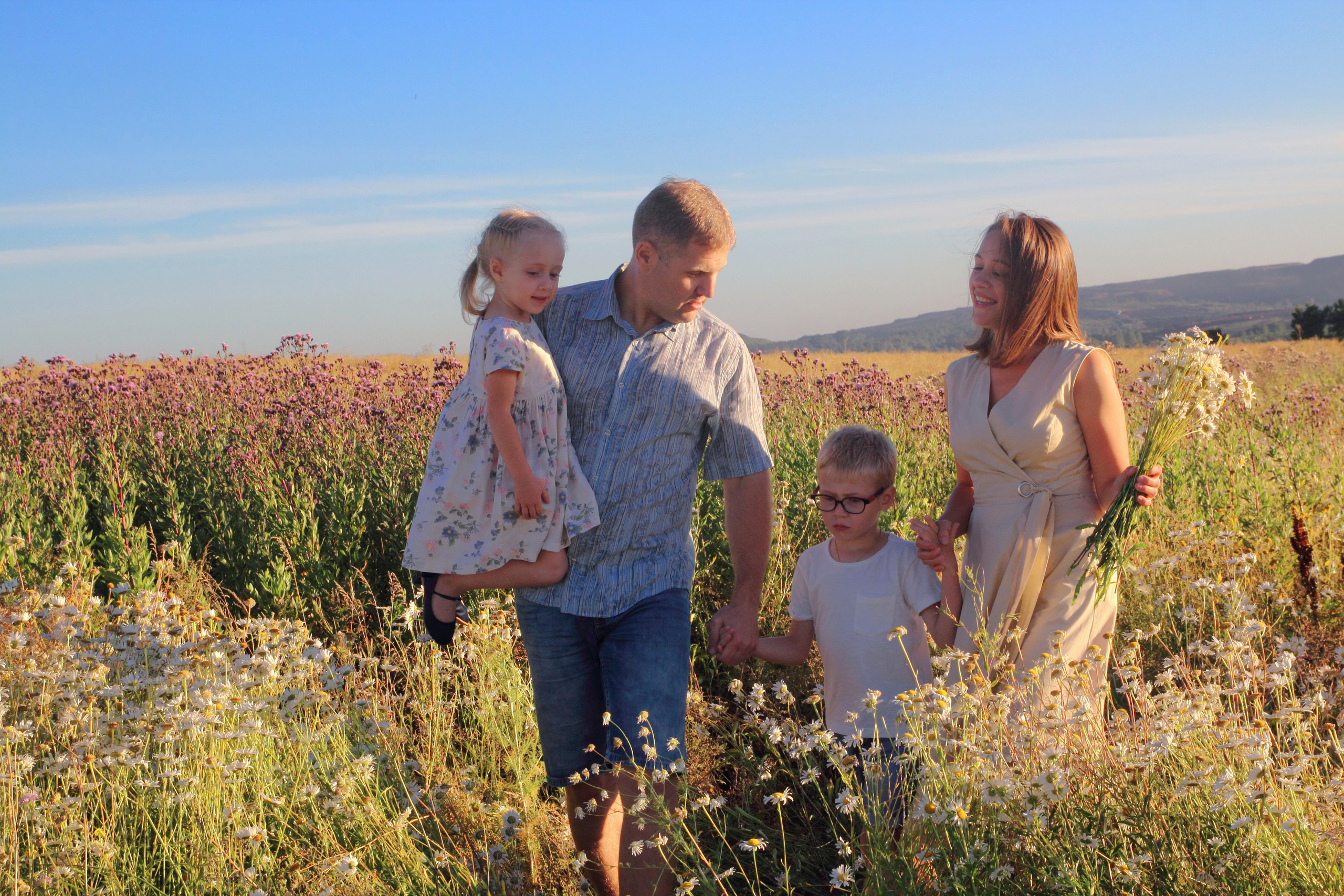 В ромашковом поле). Фотограф Ирина Колесникова