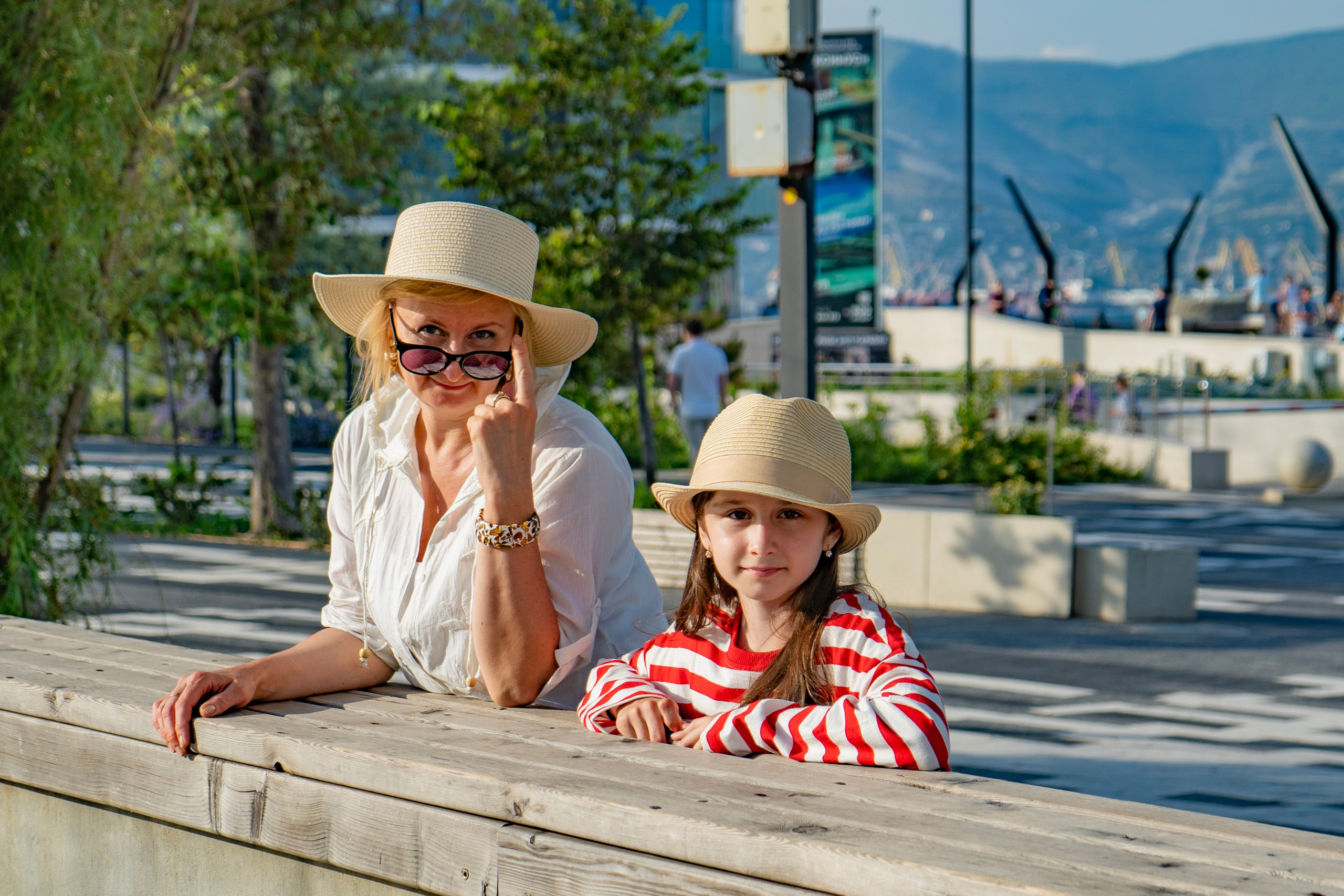 Съемка в центре Новороссийска. Семейный и детский фотограф Екатерина Черняева. Снимаю портреты, love story, фотопрогулки, работаю на улице, в кафе, студии, дома у клиента