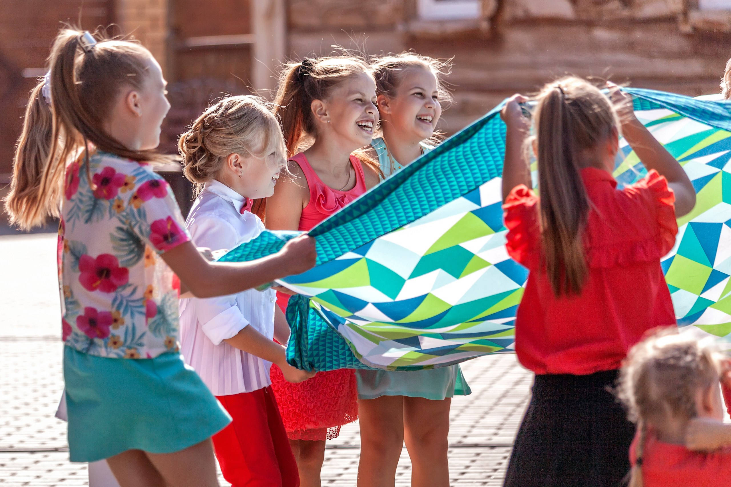 Дети играют на детском мероприятии и веселятся