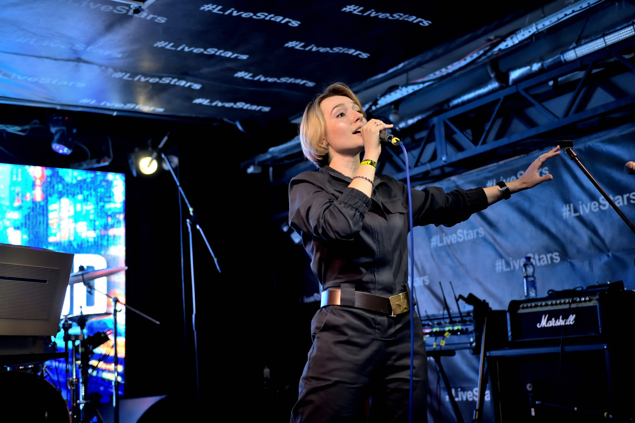 "Красивая солистка группы "Радиозавод".