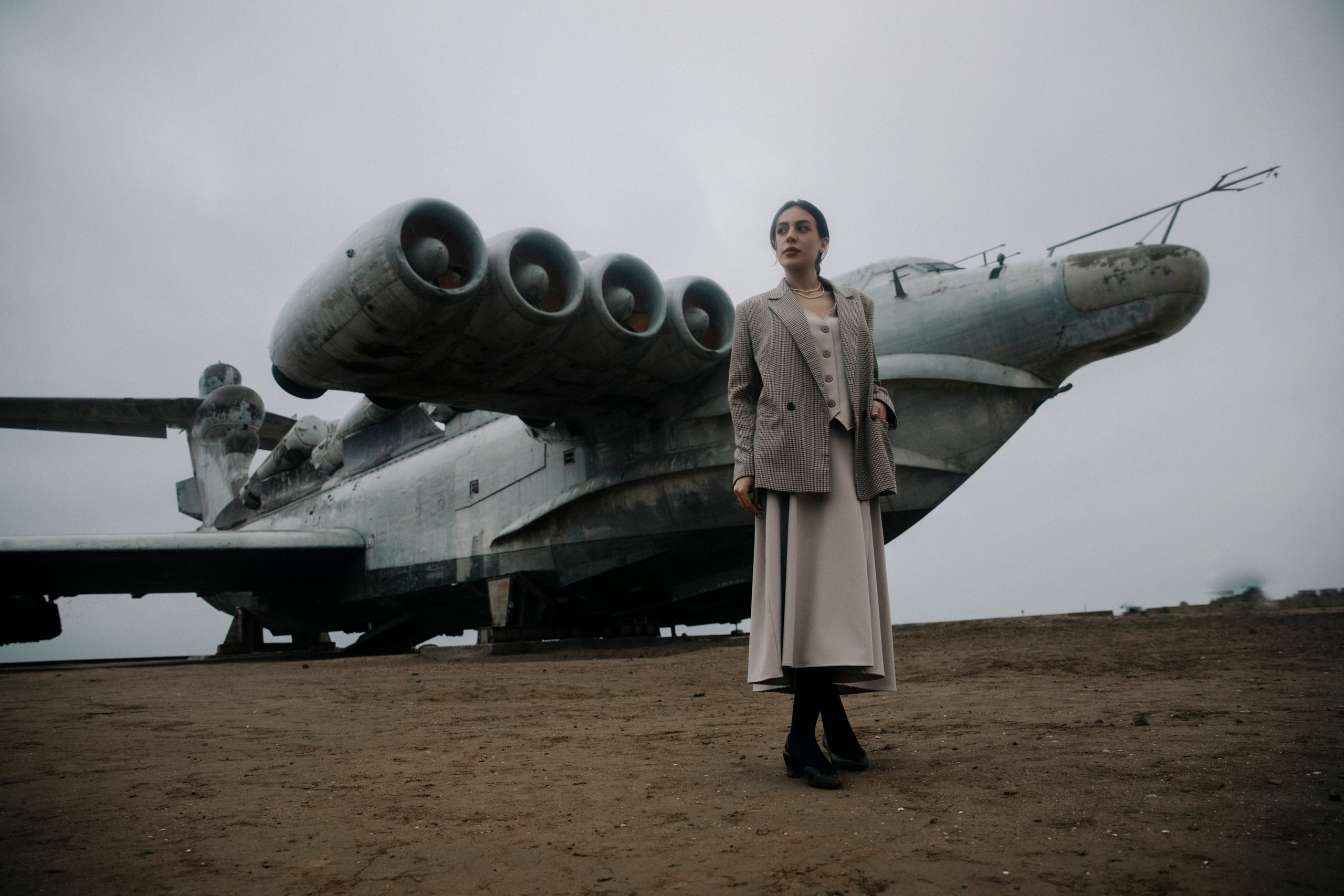 Фотосессия в пасмурную погоду, фотосессия в горах, фотосессия на пляже, фотосессия в туман, фотосессия у моря, фотосессия в стиле авиатор, авиатор, фотосессия Дагестан, Дагестан, мафия, женщины, дамы, леди, зонт, мрачная погода, фотосессия Лунь, Лунь, экраноплан, фотосессия с экранопланом Лунь