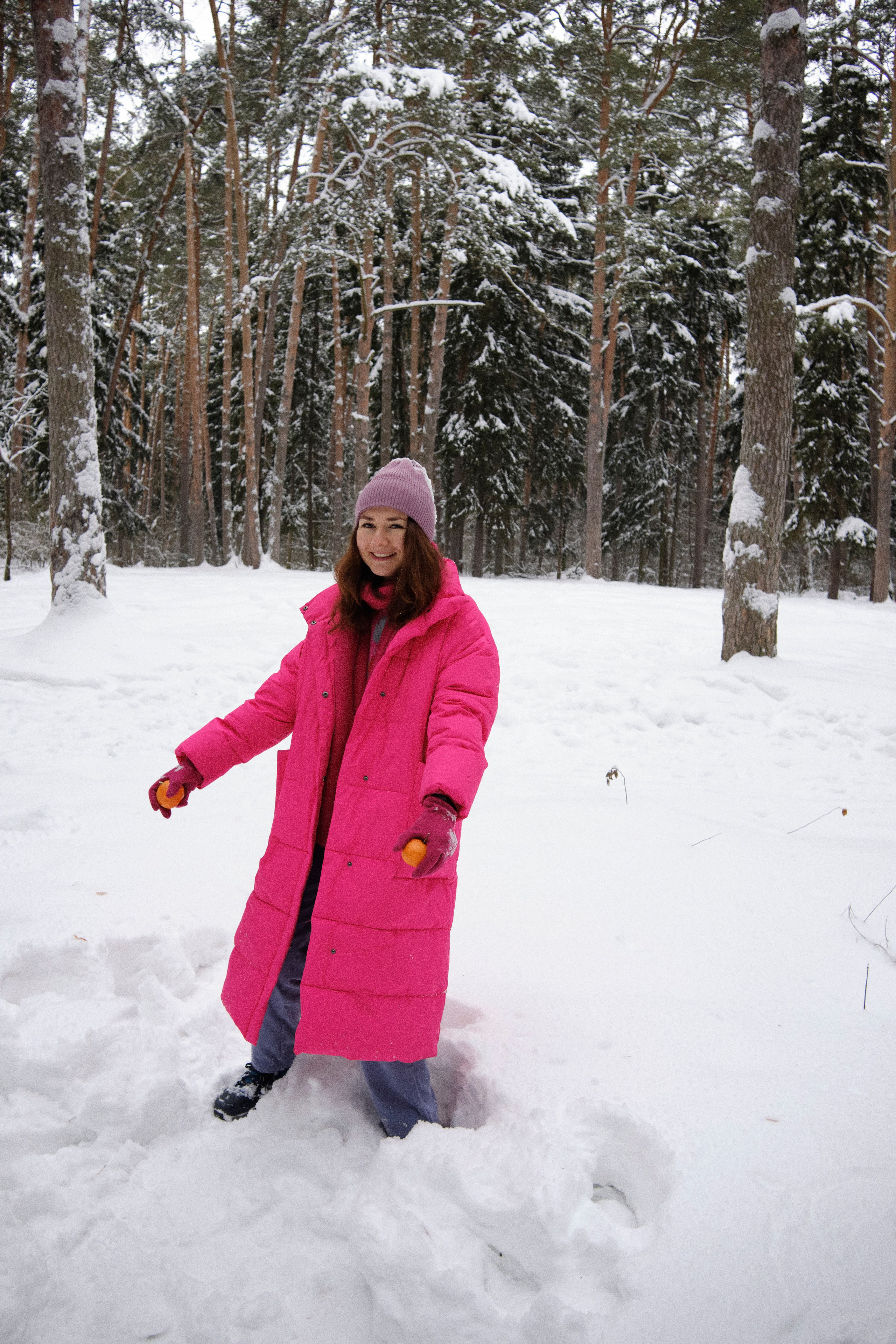 Женщина перед падением в снег