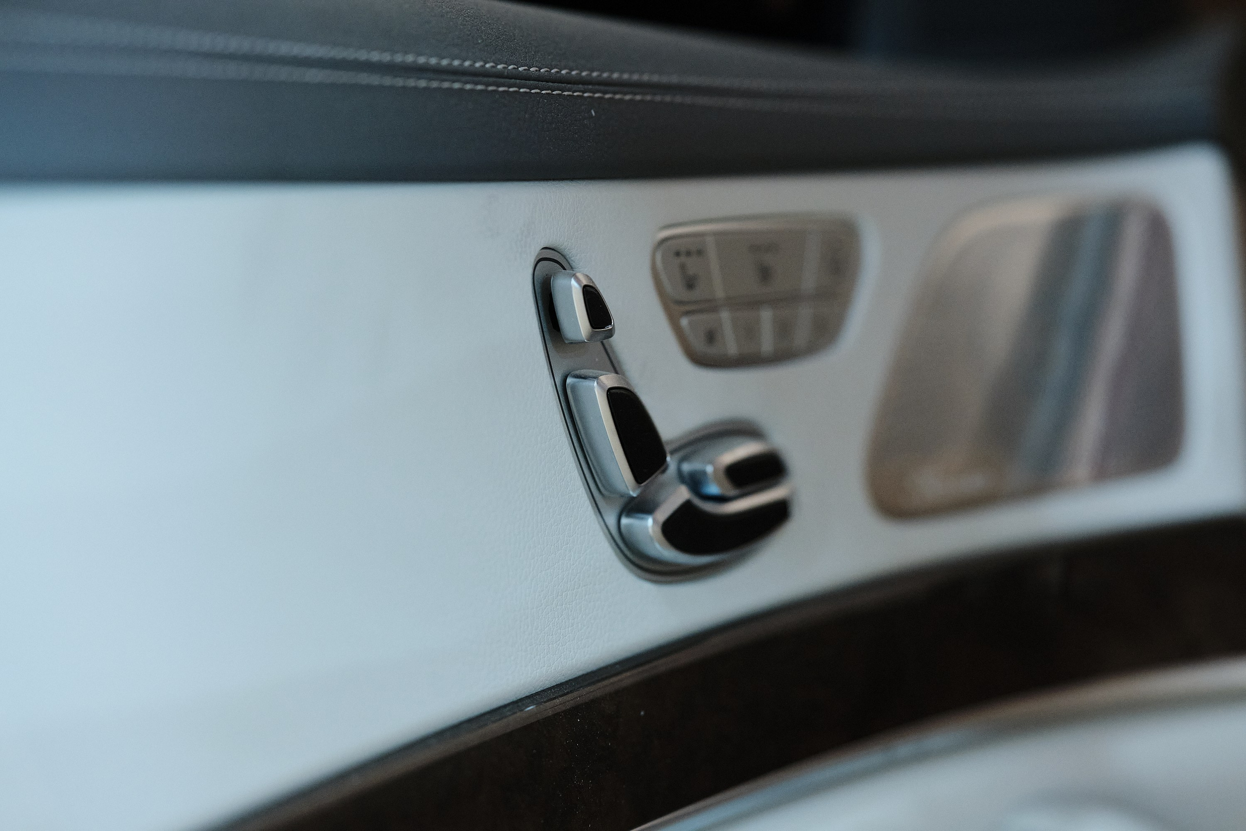 «Оригинальная панель приборов Mercedes-Benz W213 с дисплеем»«Консоль центральная Mercedes-Benz E-Class W213 с элементами управления»«Руль Mercedes-Benz S-Class W222 с кнопками и подогревом»«Сиденье переднее левое Mercedes-Benz GLC X253 с электроприводом и памятью»«Обшивка двери правая Mercedes-Benz C-Class W205 оригинальная деталь»«Подлокотник центральный Mercedes-Benz V-Class W447 с отделением для хранения»«Панель управления климат-контролем Mercedes-Benz GLS X167 оригинал»«Декоративная накладка торпеды Mercedes-Benz A-Class W177 с алюминиевым эффектом»«Кнопка запуска двигателя Mercedes-Benz GLE W167 оригинальная запчасть»«Подсветка салона LED Mercedes-Benz CLA C118 с настройками цвета»«Коврики салона Mercedes-Maybach S-Class W223 оригинальные»«Подголовник заднего сиденья Mercedes-Maybach GLS X167 с электроприводом»