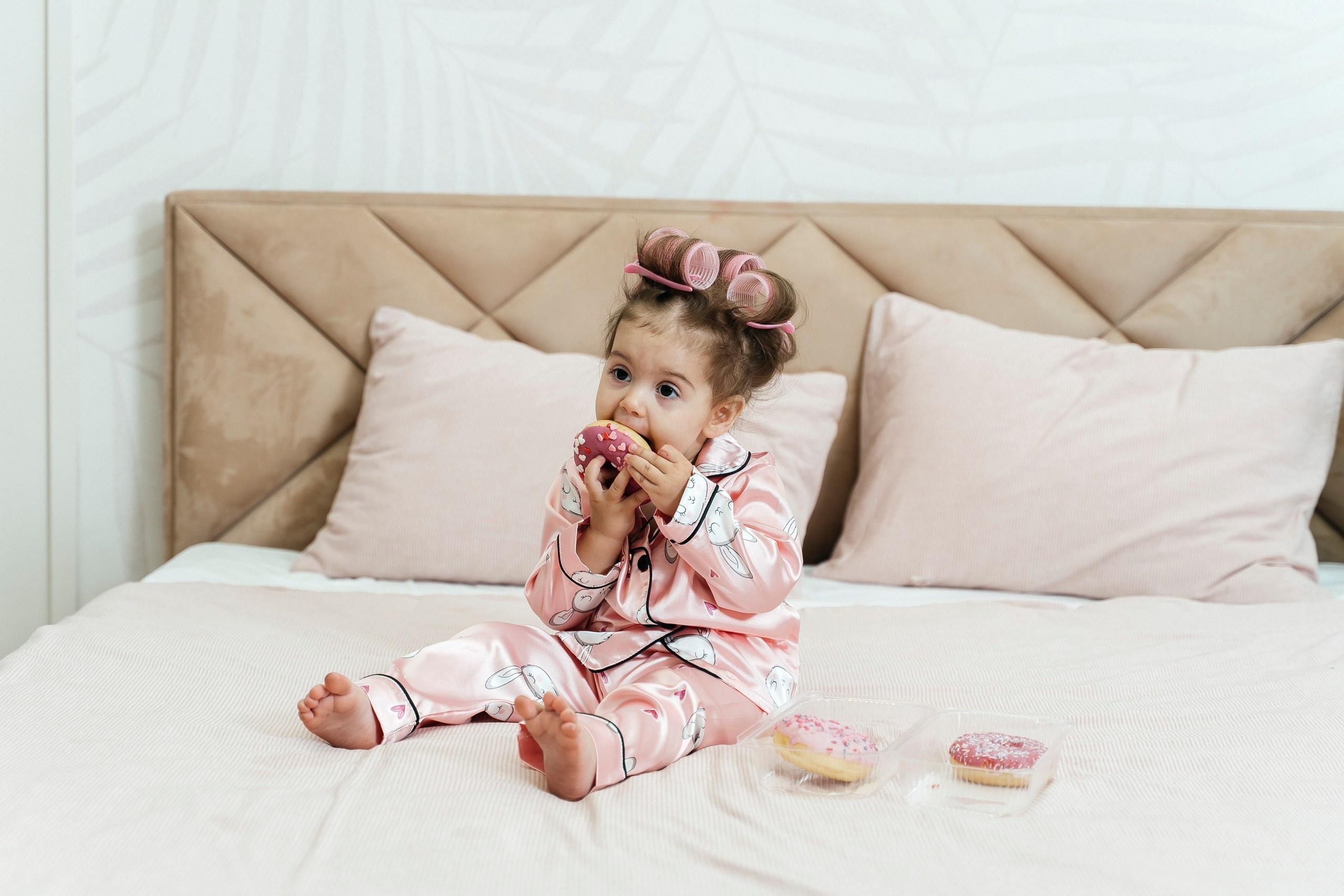 Детская фотосессия на 2 годика, девочка кушает пончик