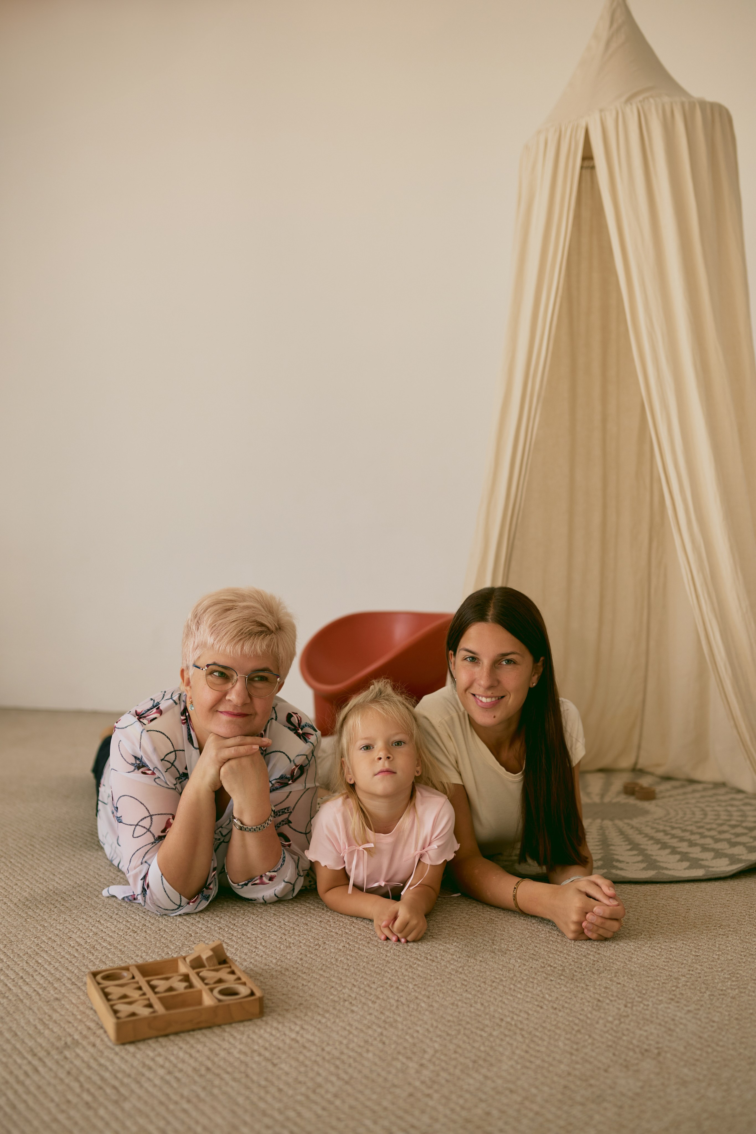 Семейная фотосессия в фотостудии. Сестры Карабаза. Фотографы и ретушеры в Москве и Санкт-Петербурге