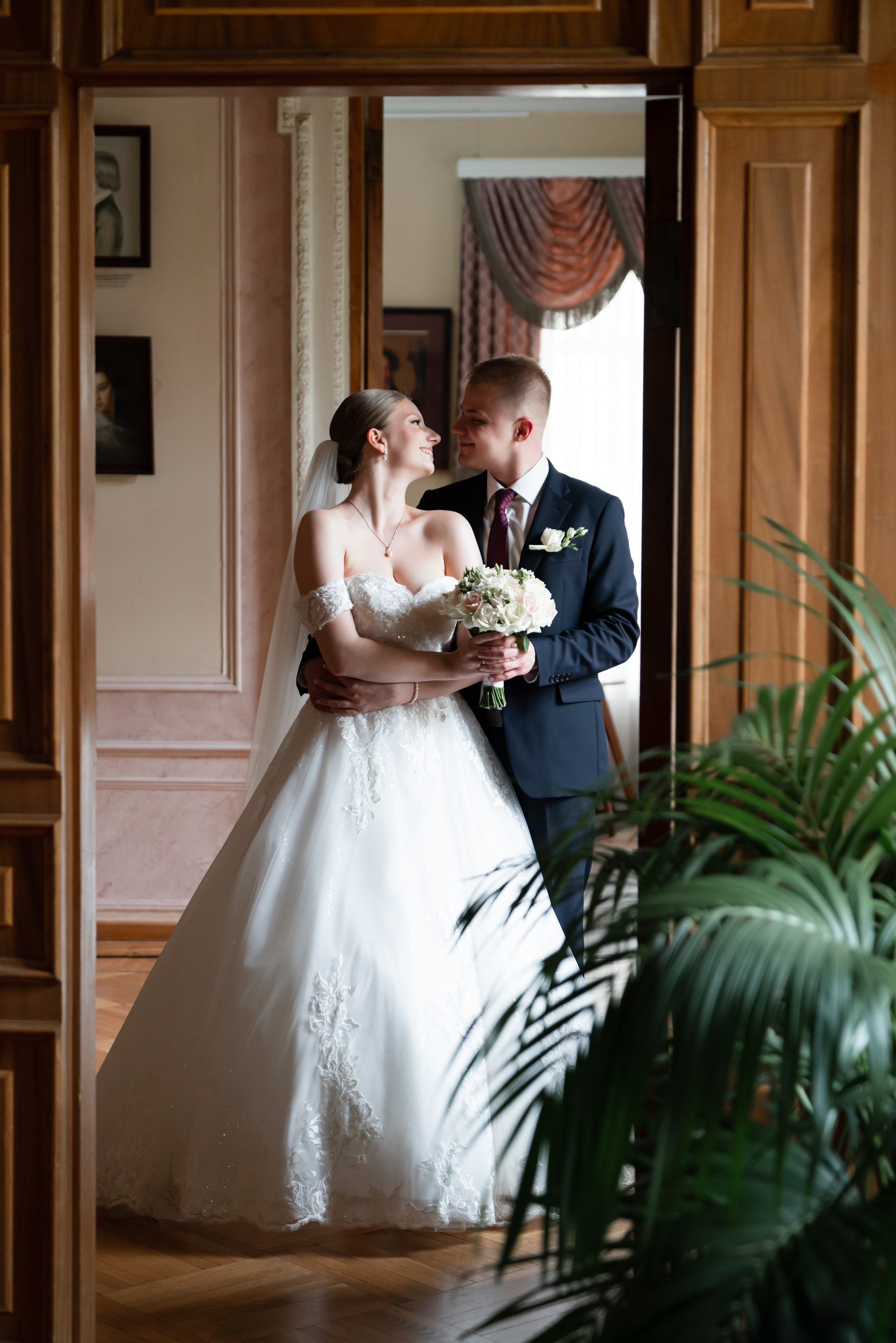 Фотосессия в библиотеке-читальне имени А. С. Пушкина. Свадебный фотограф Вера Климова