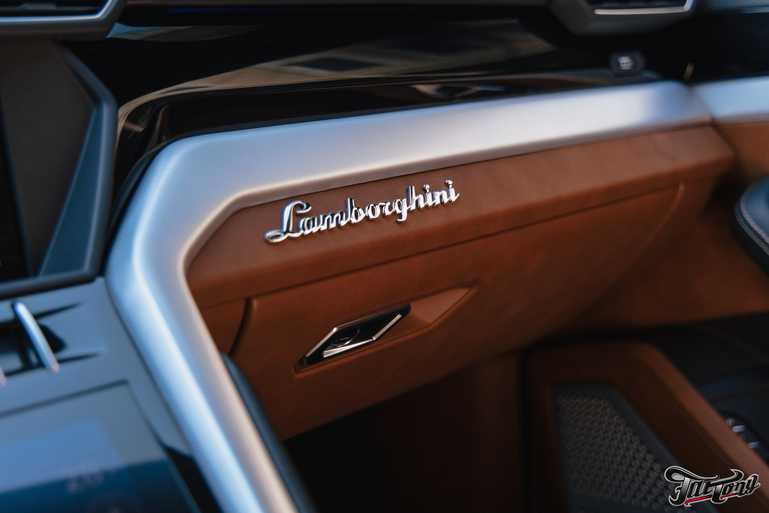 Lamborghini Urus перешив поврежденных элементов салона, окрас капота и деталей. DeLorein