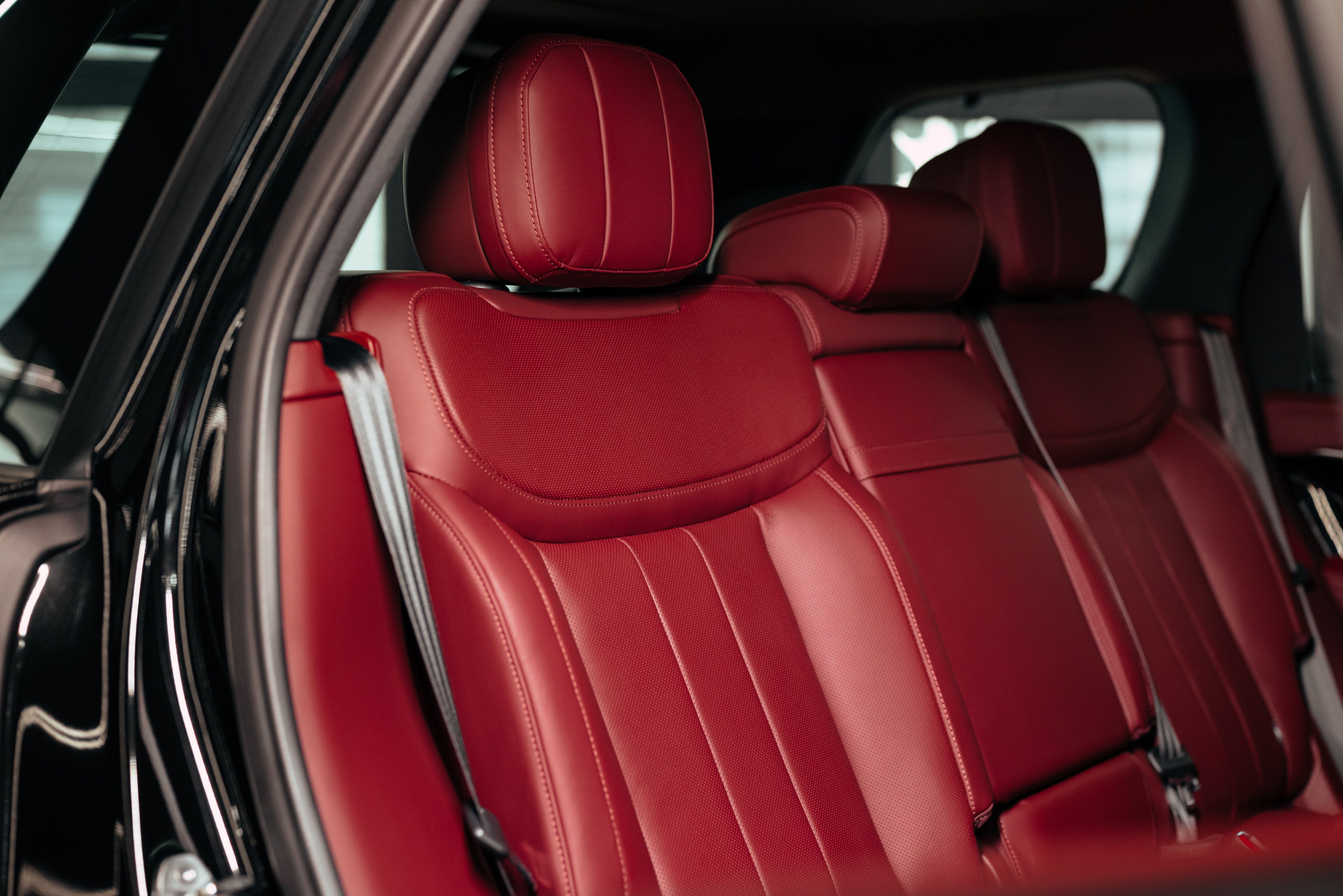 Range Rover black on red. DeLorein