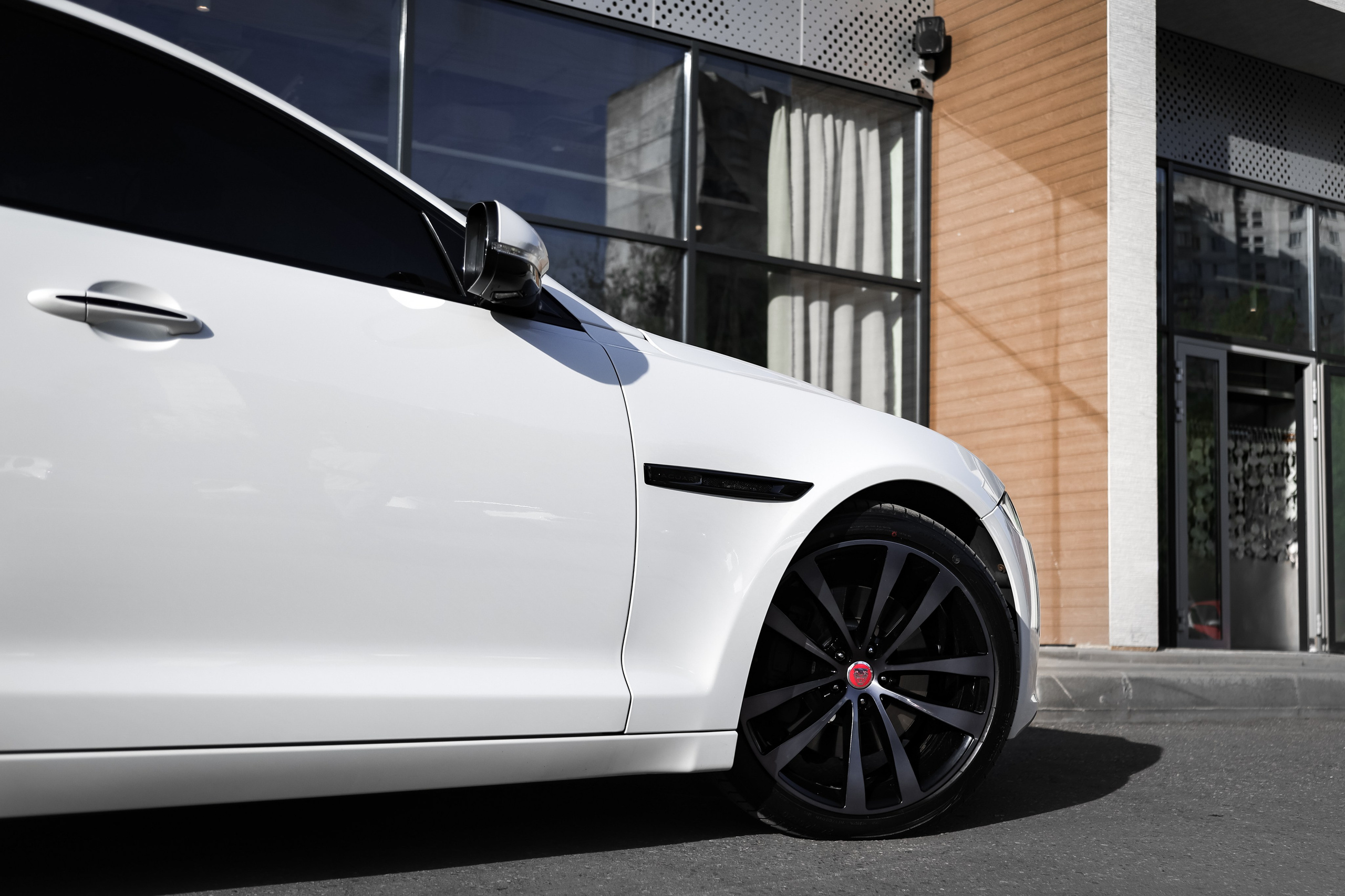 2017 JAGUAR XJ. Mixturecaptures