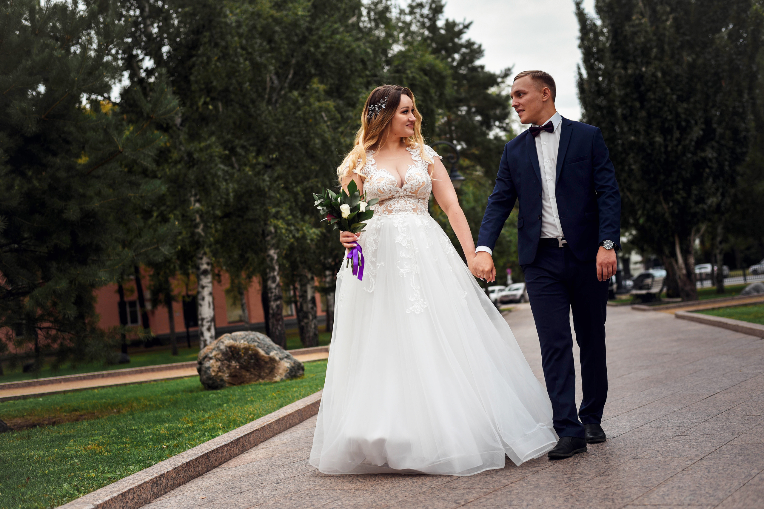 Летняя серия кадров с прогулки Александра и Юлии. Свадебный, семейный, детский, контент фотограф в Омске Максим Ильин