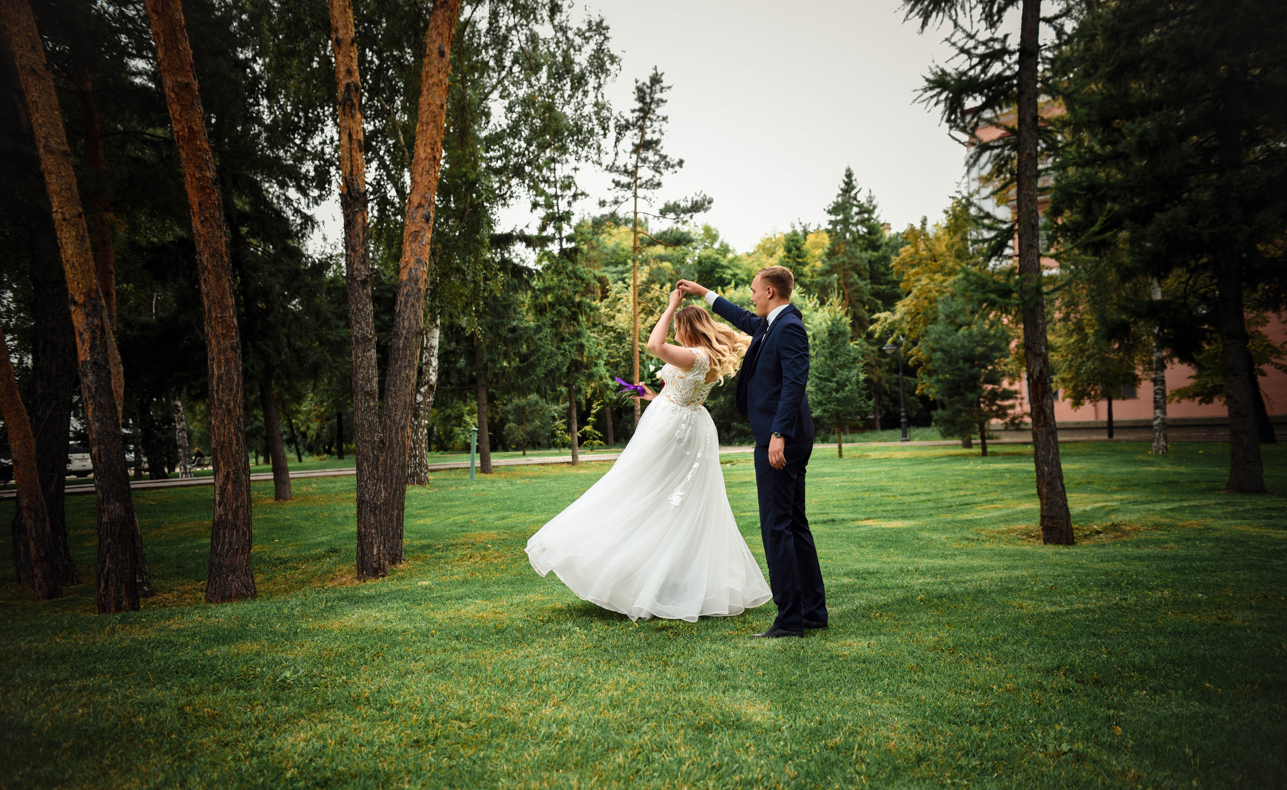 Летняя серия кадров с прогулки Александра и Юлии. Свадебный, семейный, детский, контент фотограф в Омске Максим Ильин