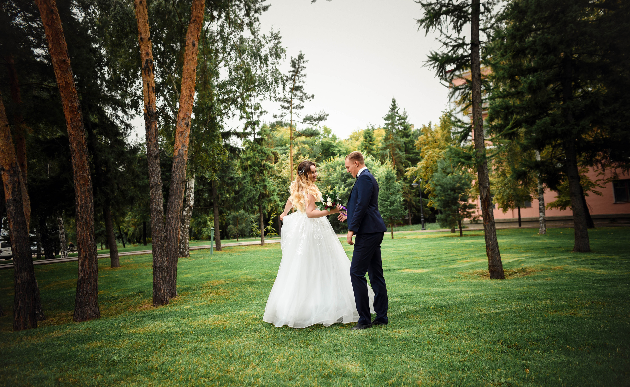 Летняя серия кадров с прогулки Александра и Юлии. Свадебный, семейный, детский, контент фотограф в Омске Максим Ильин