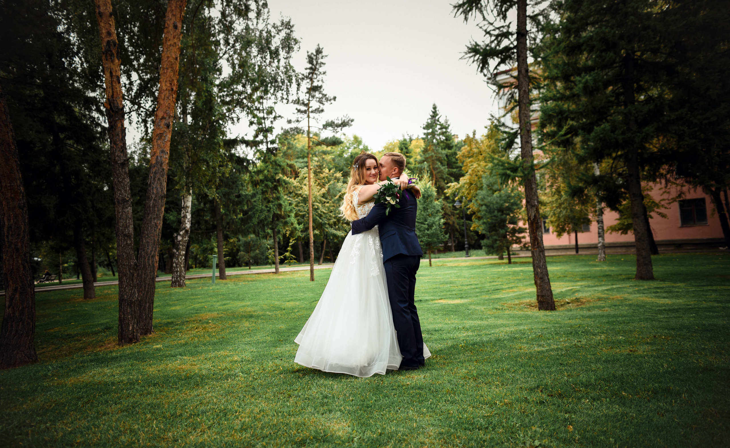 Летняя серия кадров с прогулки Александра и Юлии. Свадебный, семейный, детский, контент фотограф в Омске Максим Ильин