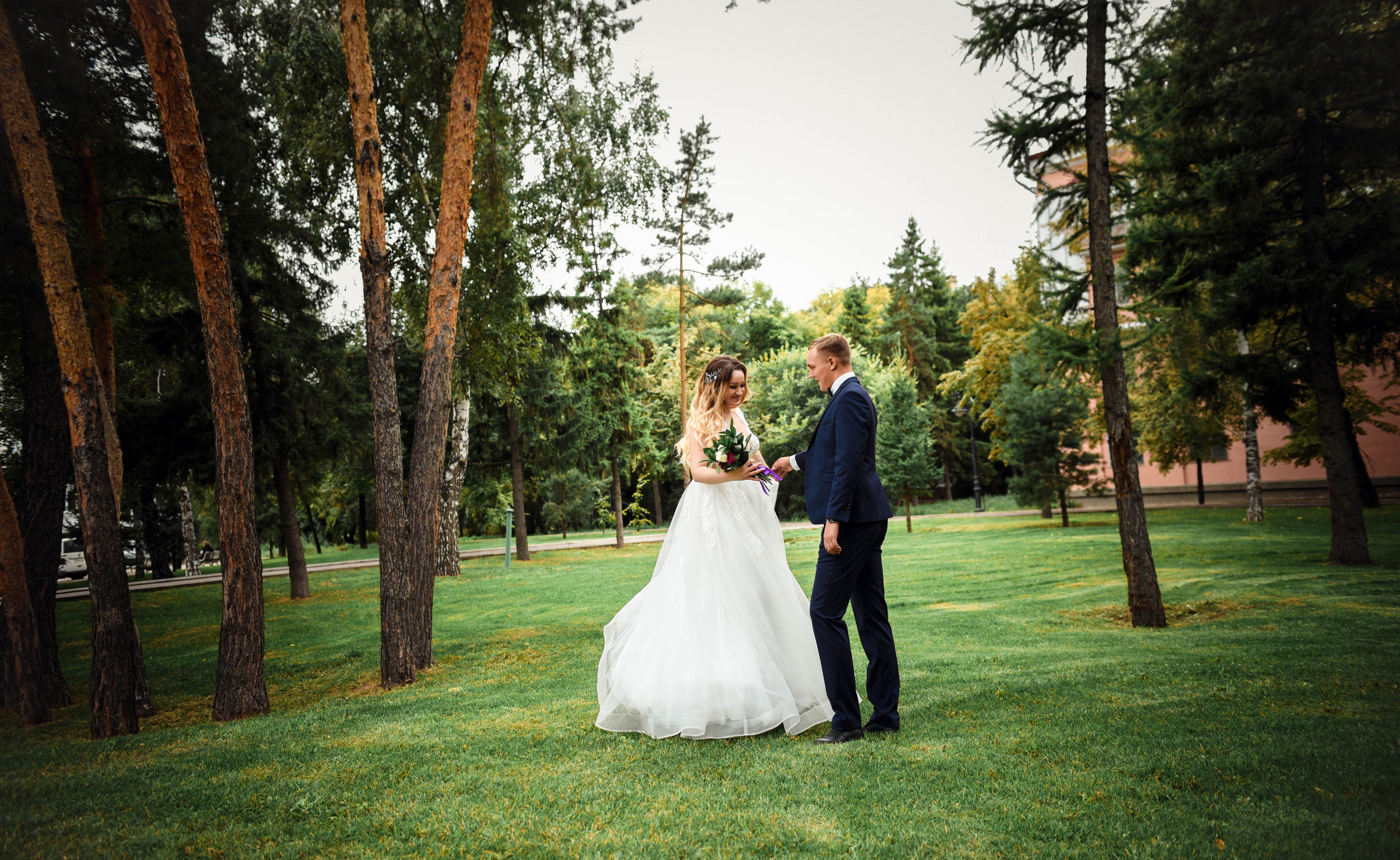 Летняя серия кадров с прогулки Александра и Юлии. Свадебный, семейный, детский, контент фотограф в Омске Максим Ильин