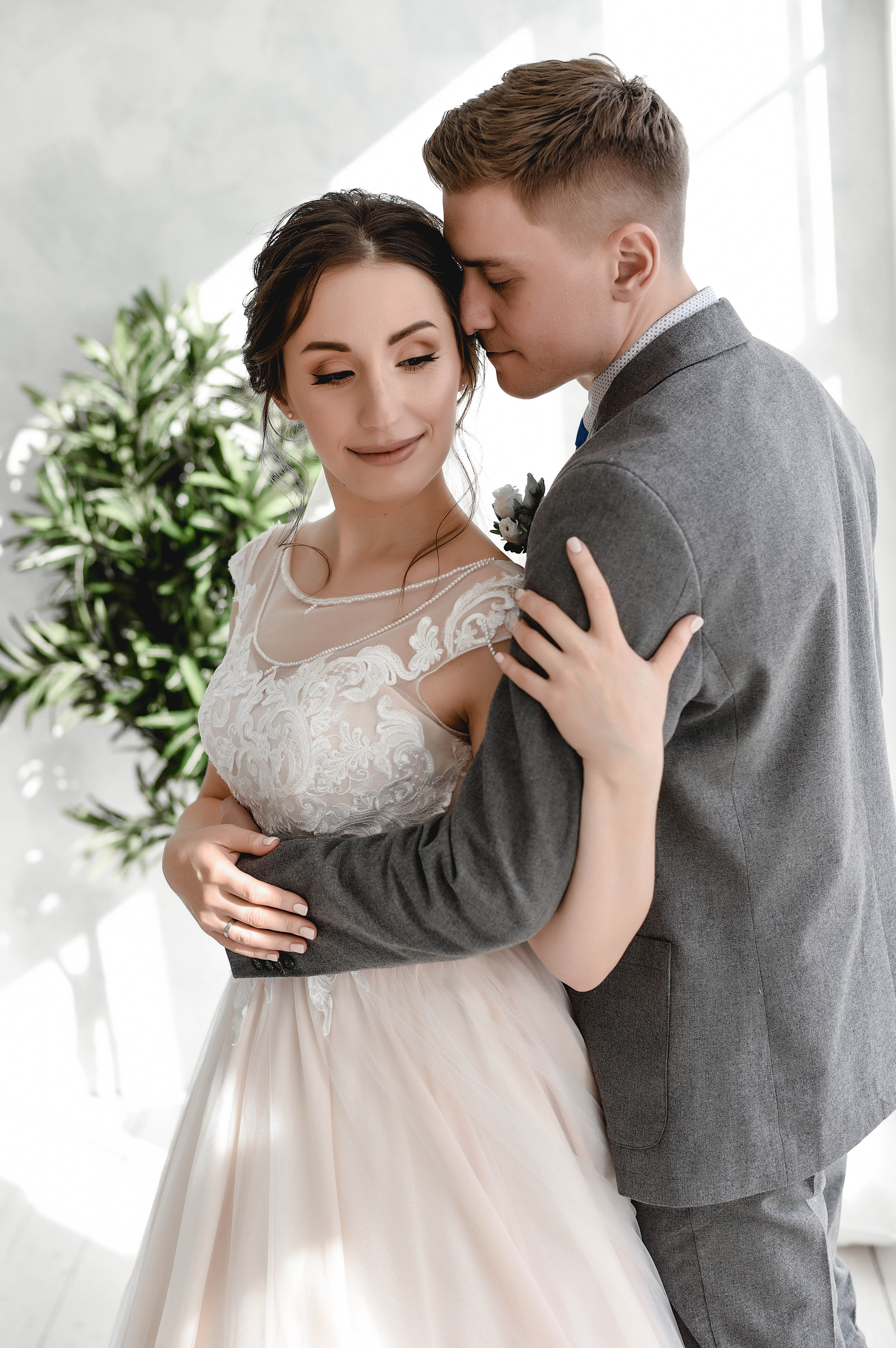 Красивая и нежная студийная серия Коли и Оли. Свадебный, семейный, детский, контент фотограф в Омске Максим Ильин