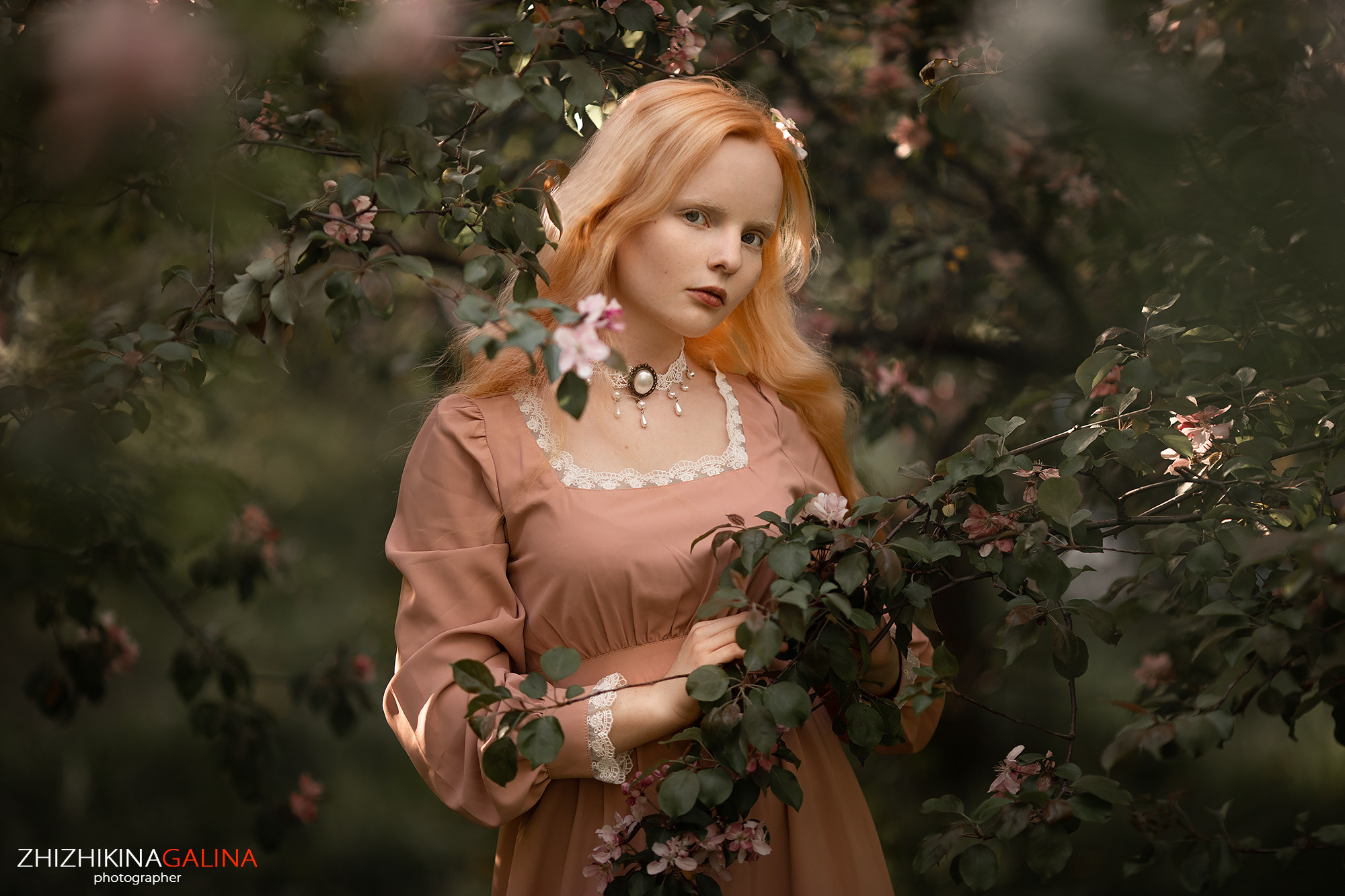 женский фотограф, фотогпрогулка, уличная фотосессия, фотосессия на улице, фотосессия в цветении, портретный фотограф, портретная фотосессия, фотограф москва, фотограф в москве, жижикина галина, женский портрет
