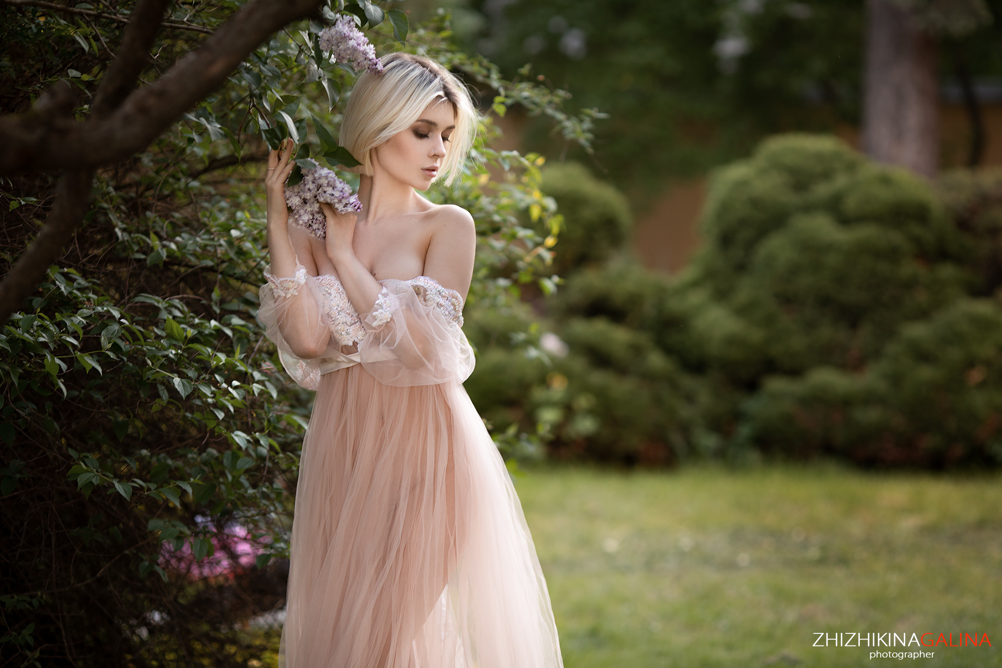 женский фотограф, фотогпрогулка, уличная фотосессия, фотосессия на улице, фотосессия в цветении, портретный фотограф, портретная фотосессия, фотограф москва, фотограф в москве, жижикина галина, женский портрет