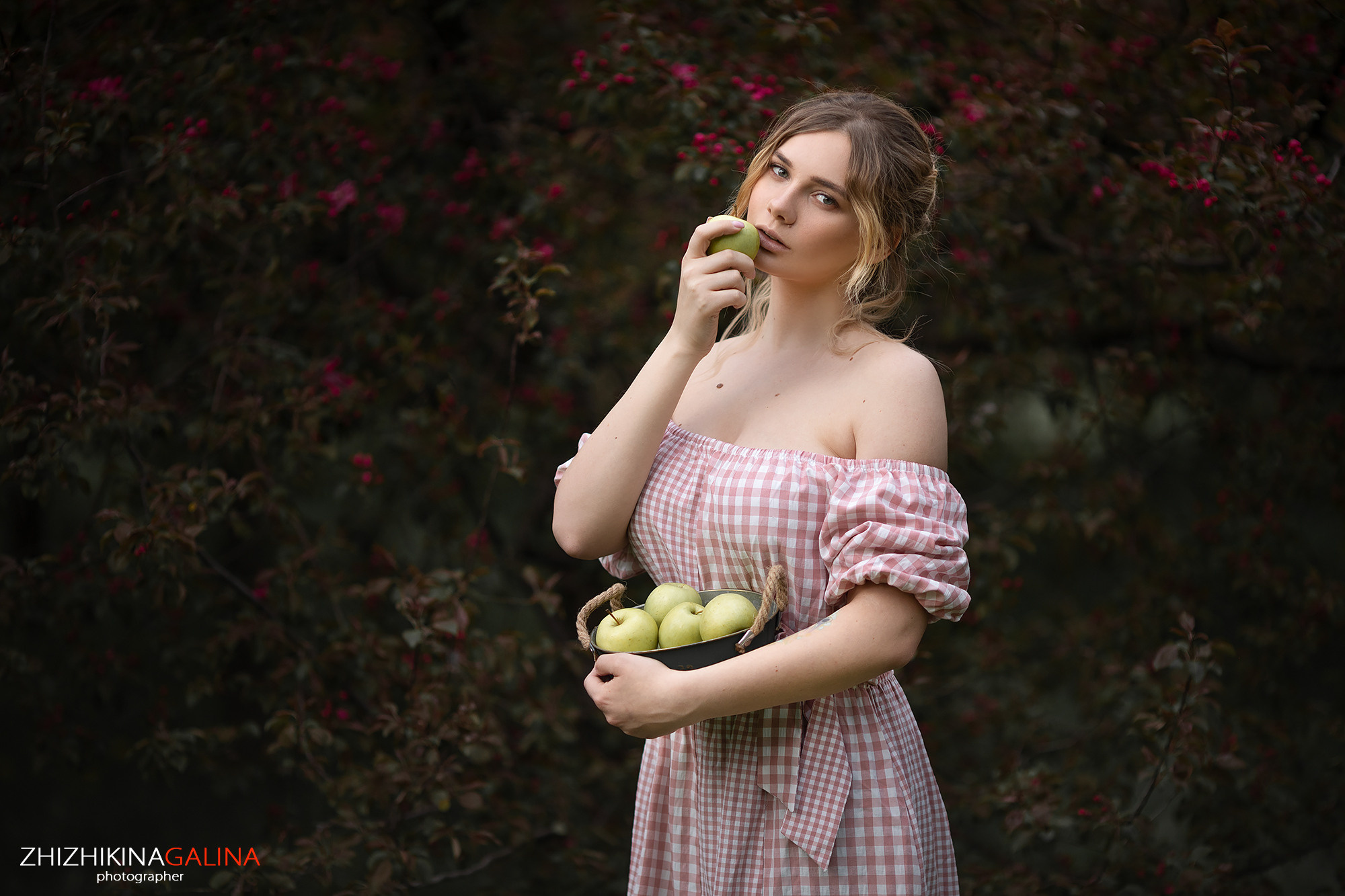 женский фотограф, фотогпрогулка, уличная фотосессия, фотосессия на улице, фотосессия в цветении, портретный фотограф, портретная фотосессия, фотограф москва, фотограф в москве, жижикина галина, женский портрет