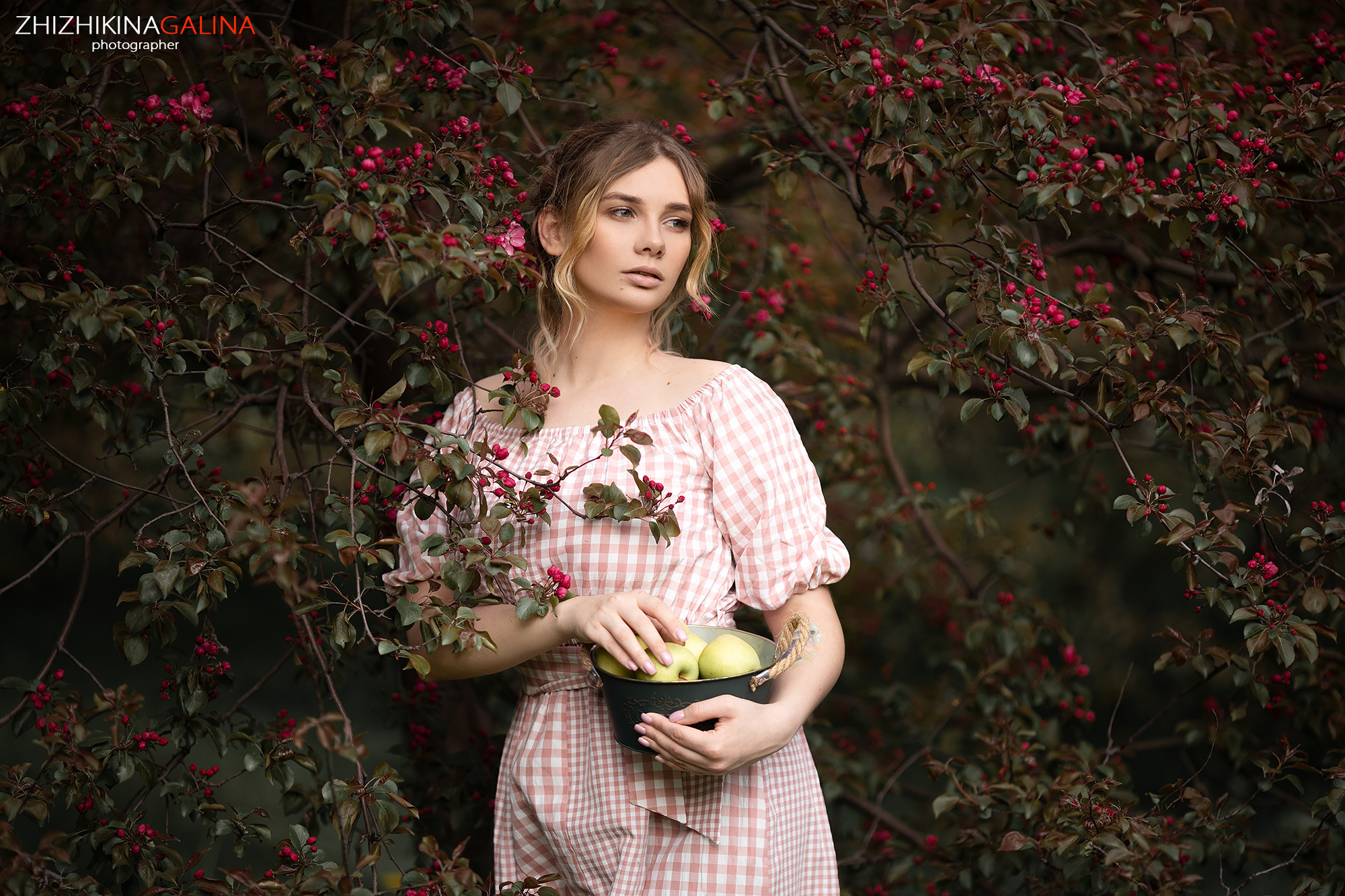 женский фотограф, фотогпрогулка, уличная фотосессия, фотосессия на улице, фотосессия в цветении, портретный фотограф, портретная фотосессия, фотограф москва, фотограф в москве, жижикина галина, женский портрет
