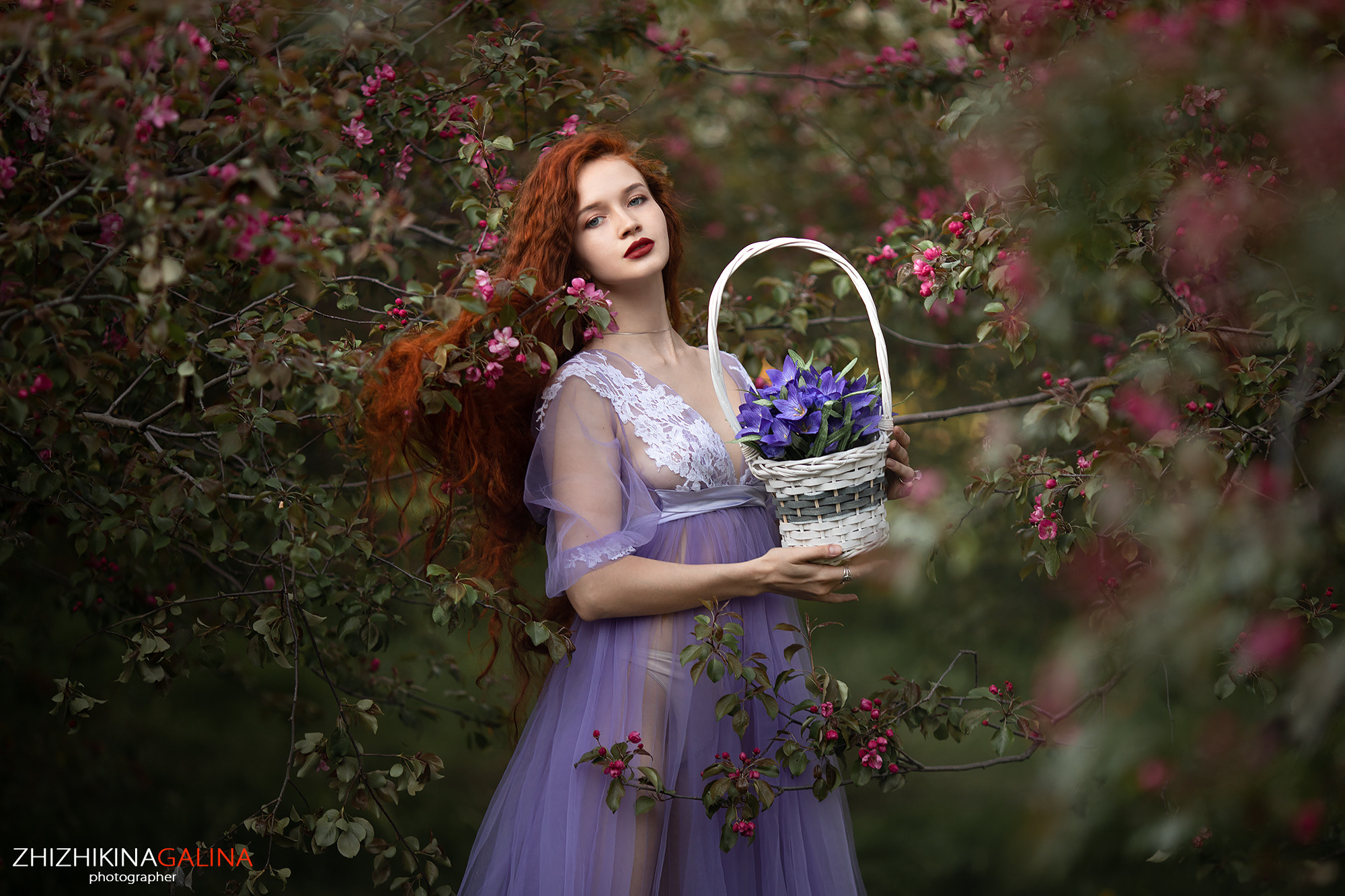 женский фотограф, фотогпрогулка, уличная фотосессия, фотосессия на улице, фотосессия в цветении, портретный фотограф, портретная фотосессия, фотограф москва, фотограф в москве, жижикина галина, женский портрет