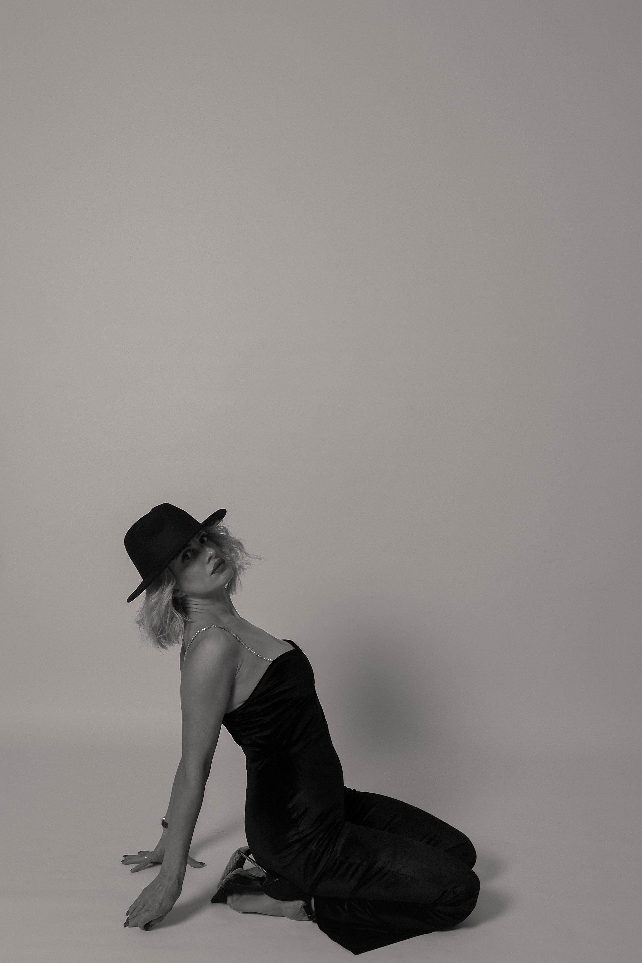 Белый фон ЧБ. Фотостудия без фотографа в Мозыре «Селфи»