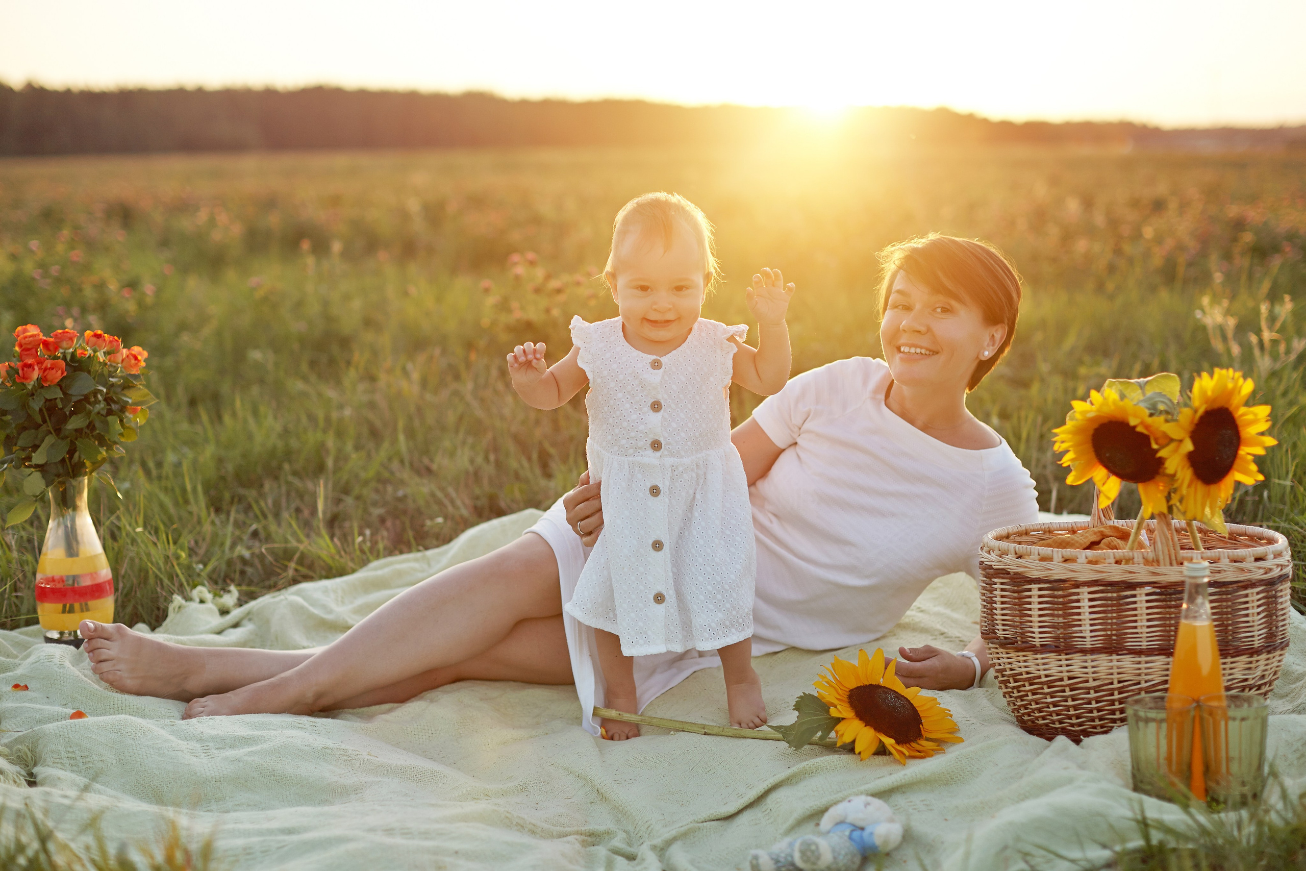 Мама с дочкой в поле на закате. Фотограф Ольга Ефремова