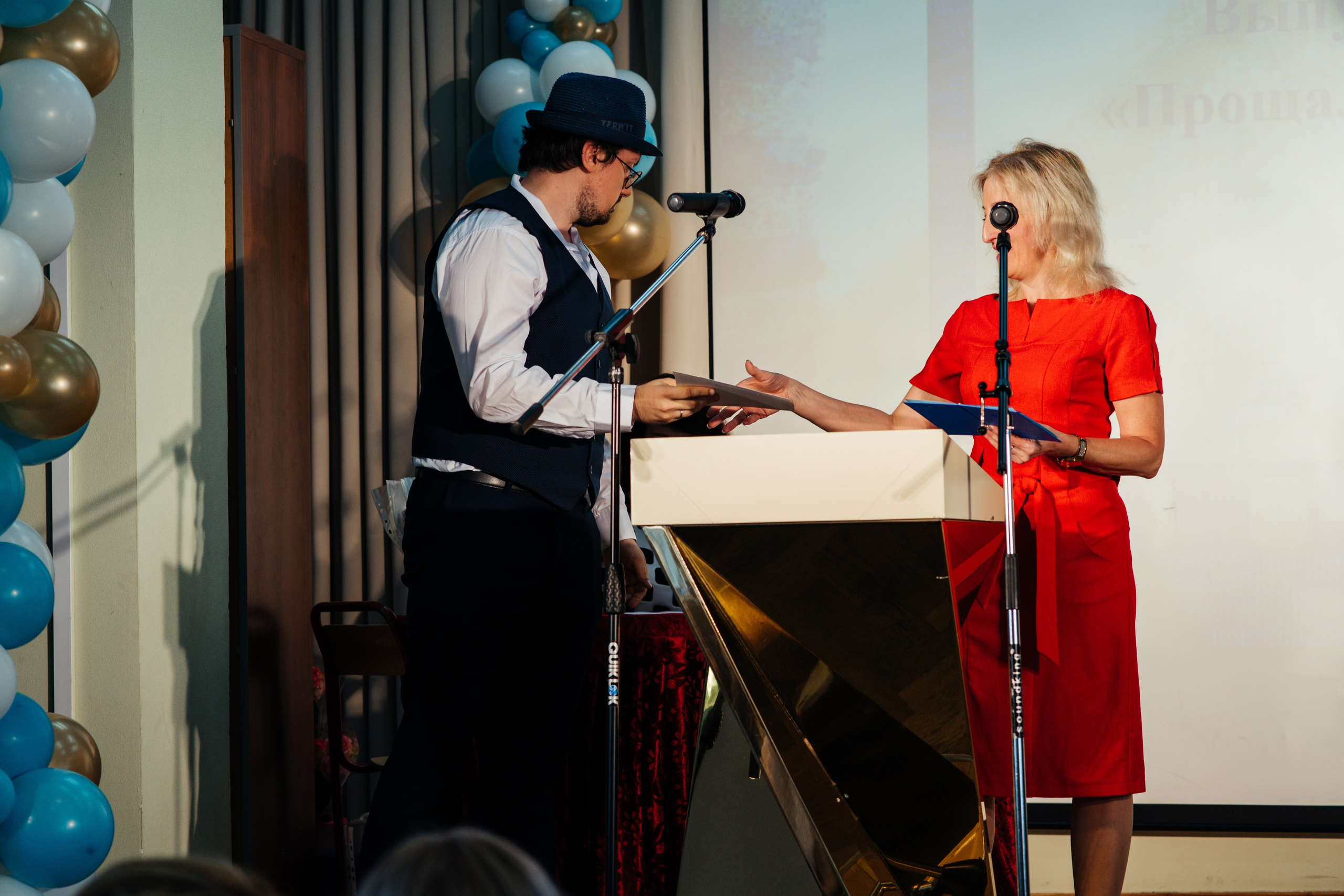 Вручение аттестатов. Выпускные альбомы в Подольске Москве и МО