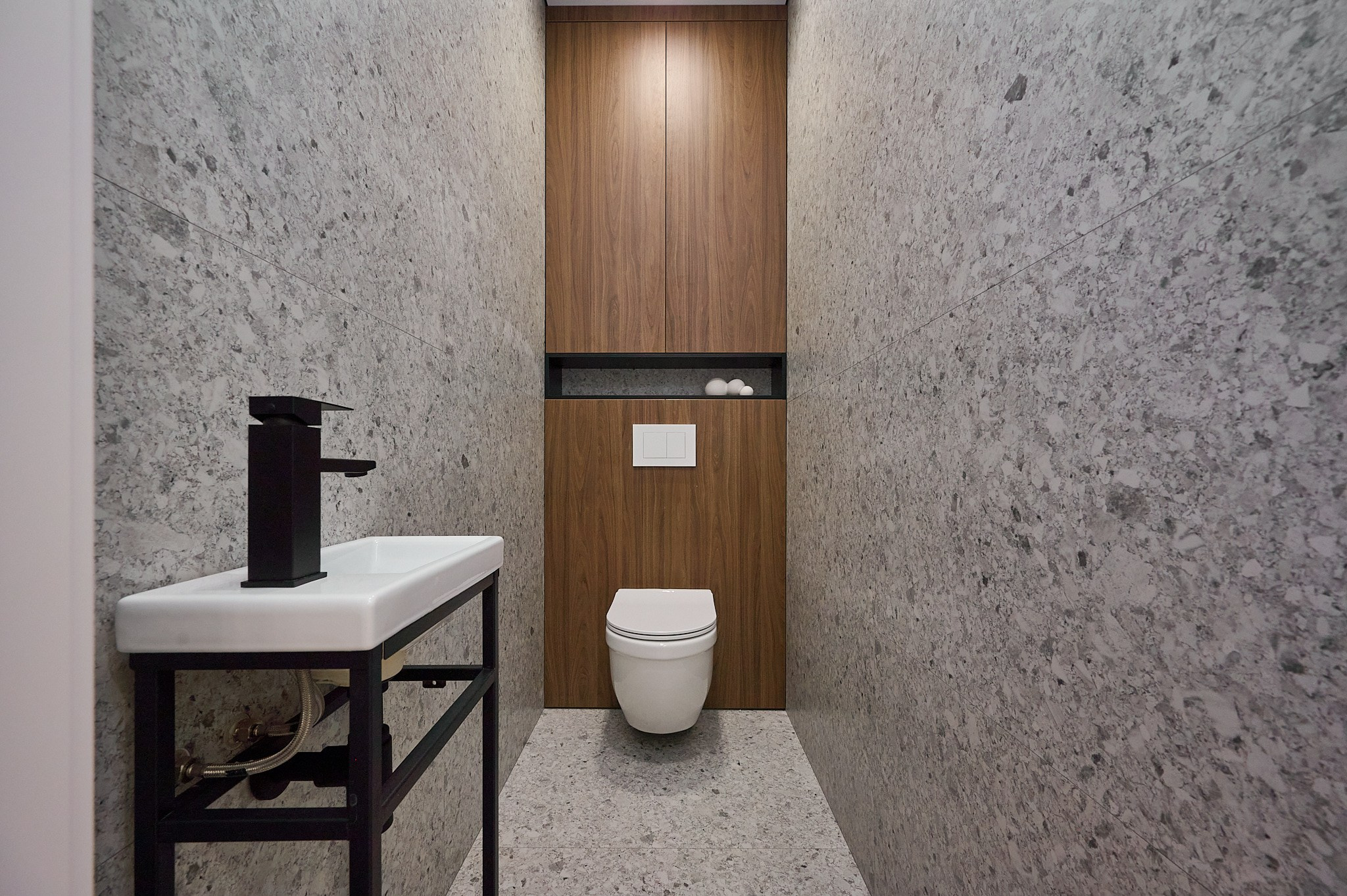 санузел серые стены коричневые деревянные полки 