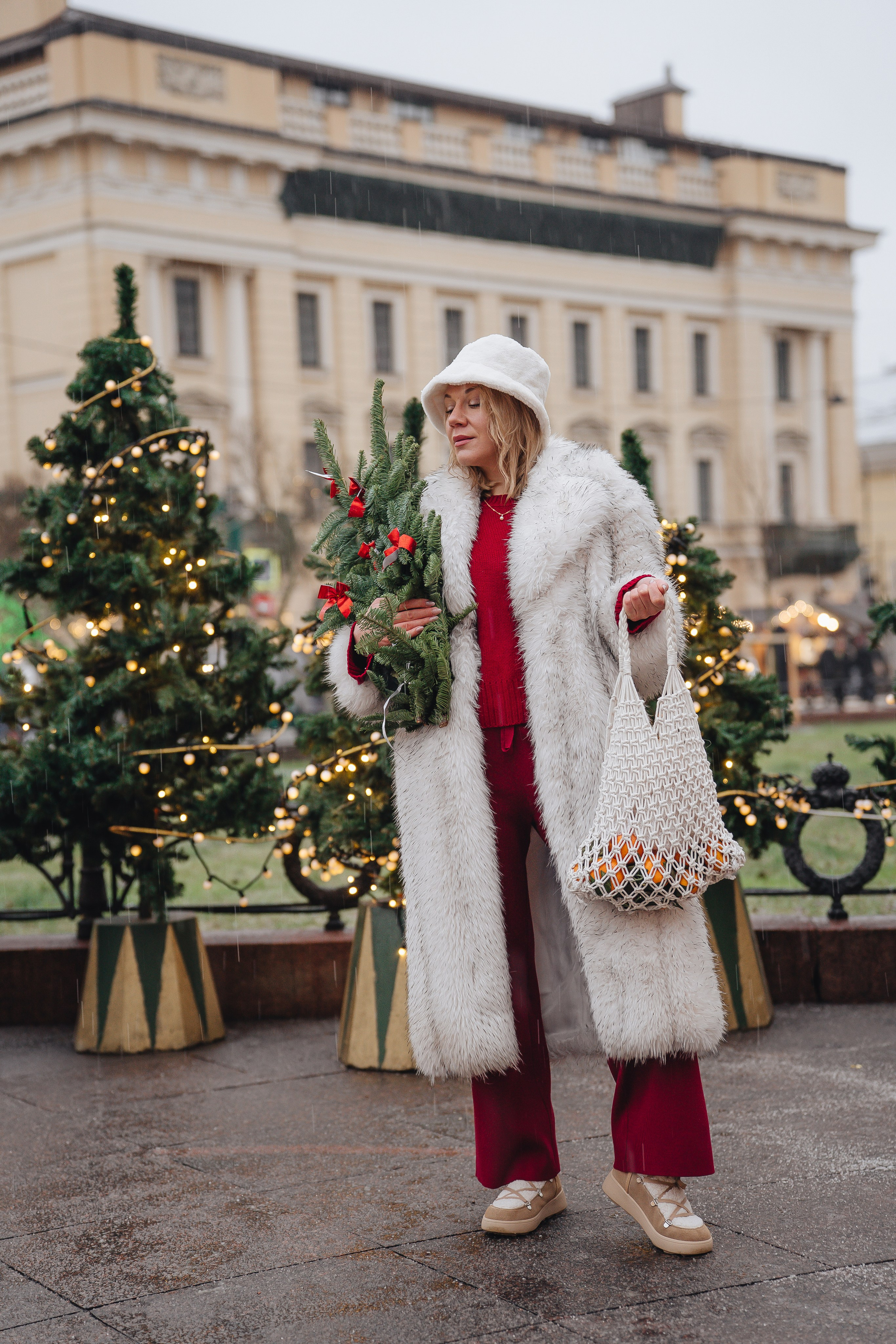 ПРОГУЛКА НА МАНЕЖНОЙ ПЛОЩАДИ ДЛЯ ДЕВУШКИ ПЕРЕД НОВЫМ ГОДОМ (НОВОГОДНЯЯ ФОТОСЕССИИЯ НА МАНЕЖНОЙ ПЛОЩАДИ). Профессиональный фотограф, Санкт-Петербург — Виктория Богомолова