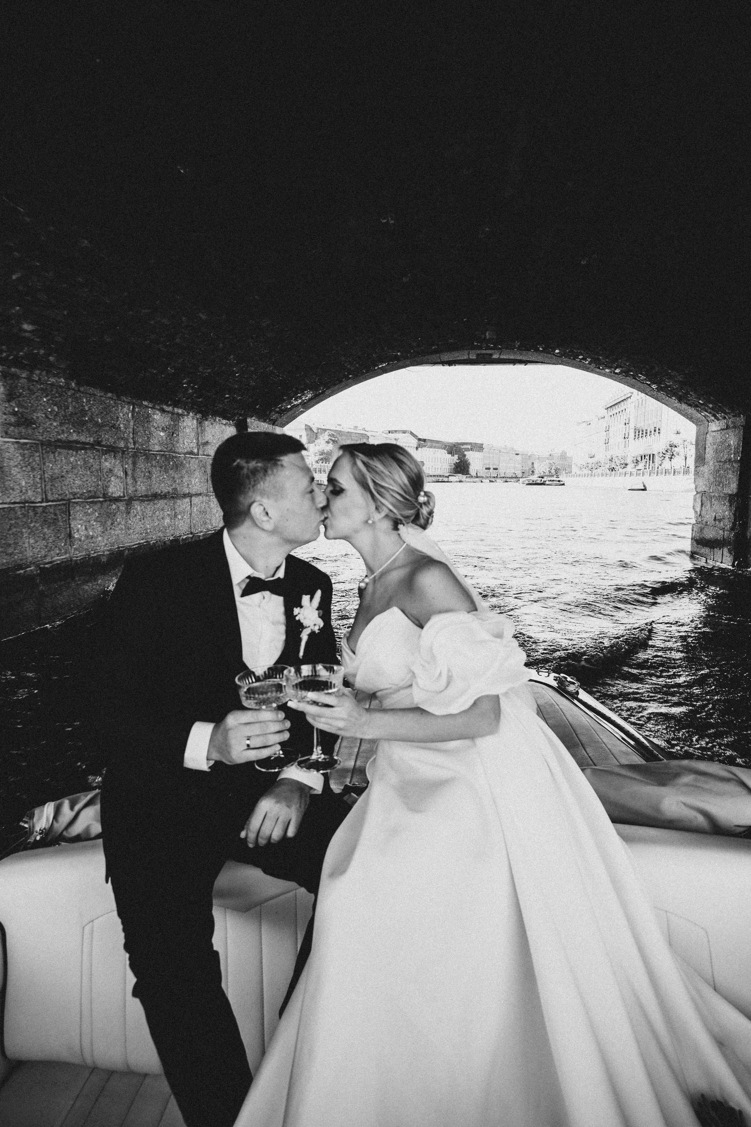 СВАДЕНБНАЯ СЬЕМКА НА КАТЕРЕ ПО КАНАЛАМ САНКТ-ПЕТЕРБУРГА И В АКВАТОРИИ НЕВЫ. Профессиональный фотограф, Санкт-Петербург — Виктория Богомолова