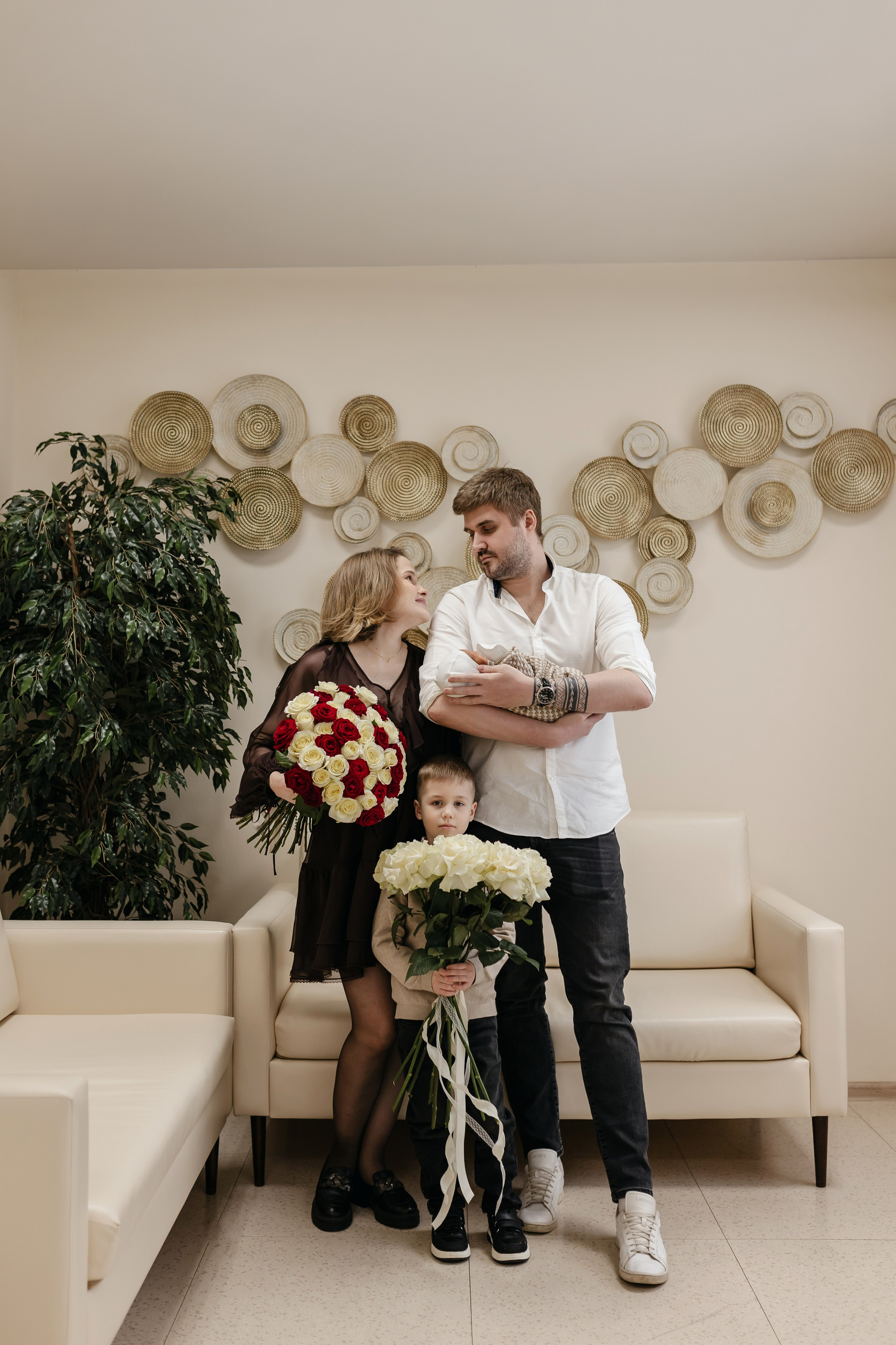 Фотограф на выписку из роддома в Краснодаре, выписка из Екатерининского роддома, фотограф Яна Морева. Семейный фотограф в Краснодаре Яна Морева