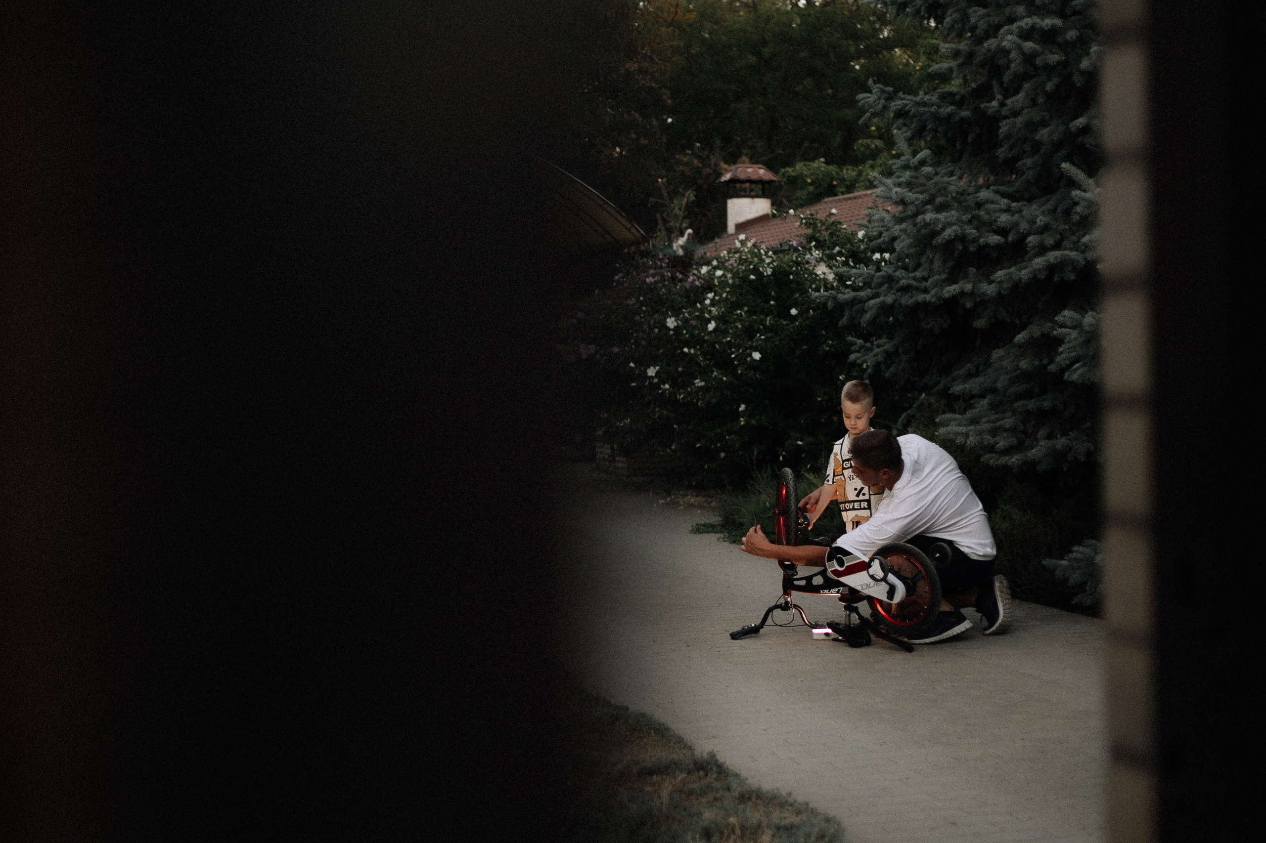 Папа учит сына кататься на велосипеде. Фотограф в Крыму | Виктория Нотевская