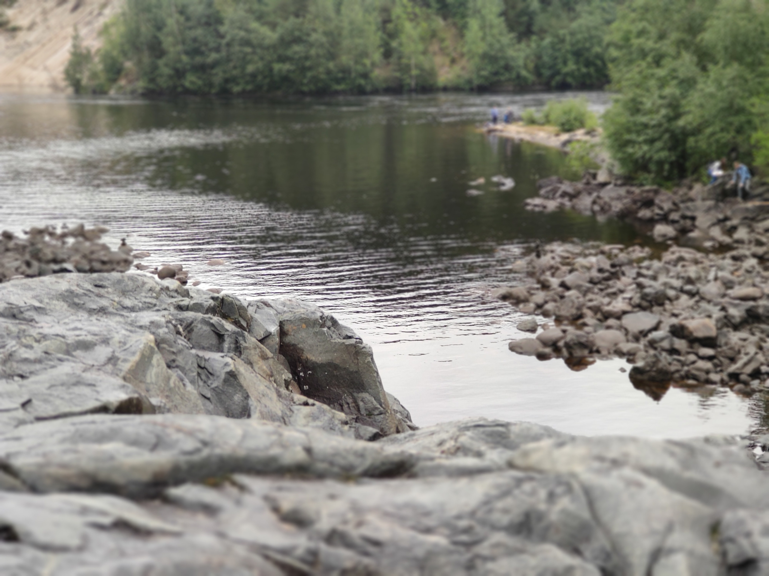 Но водопад оживает только в мае, когда открывают водосброс. Окрестности оглашаются мощной сиреной, чтобы никто не попал под мощнейший бушующий поток в лесах-полях в долине