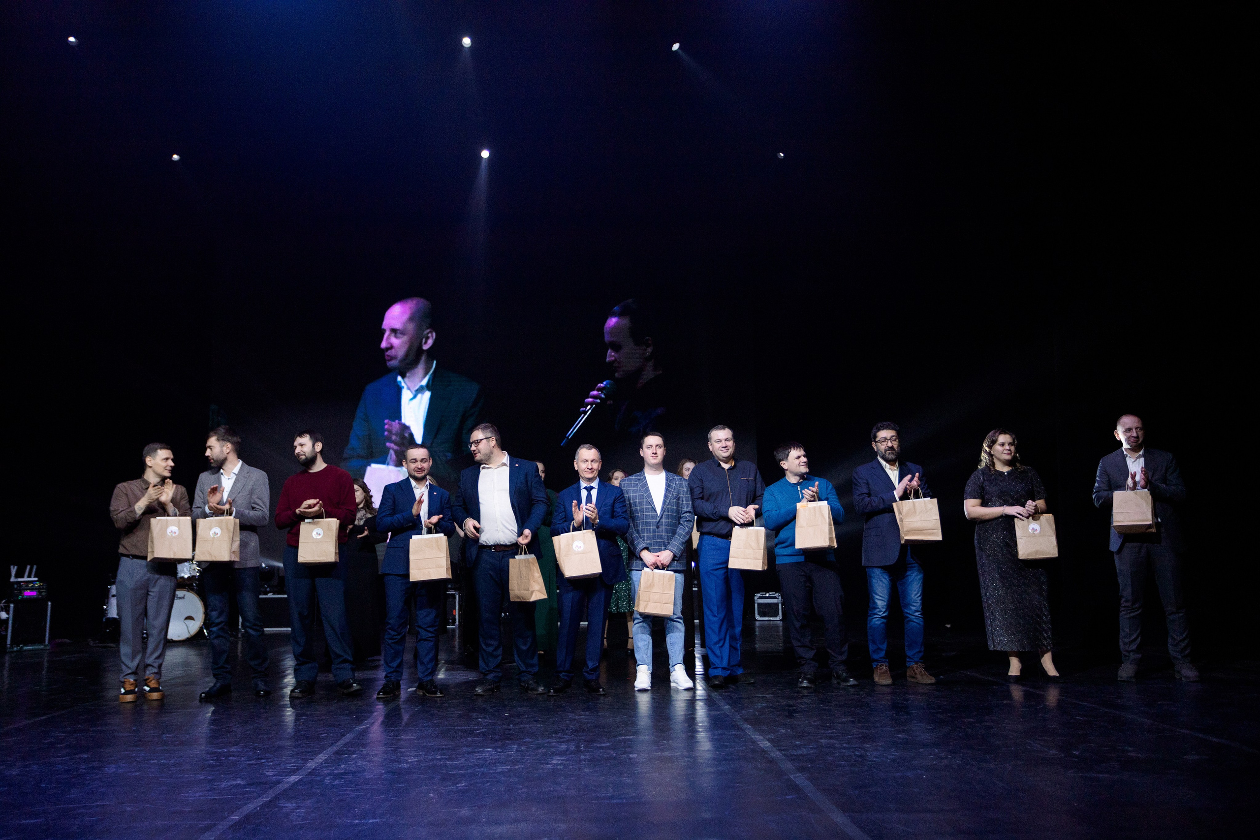 РЕПОРТАЖ: НОВЫЙ ГОД В ДК МЕТАЛЛУРГ. Профессиональный фотограф в Ижевске Леша Петров