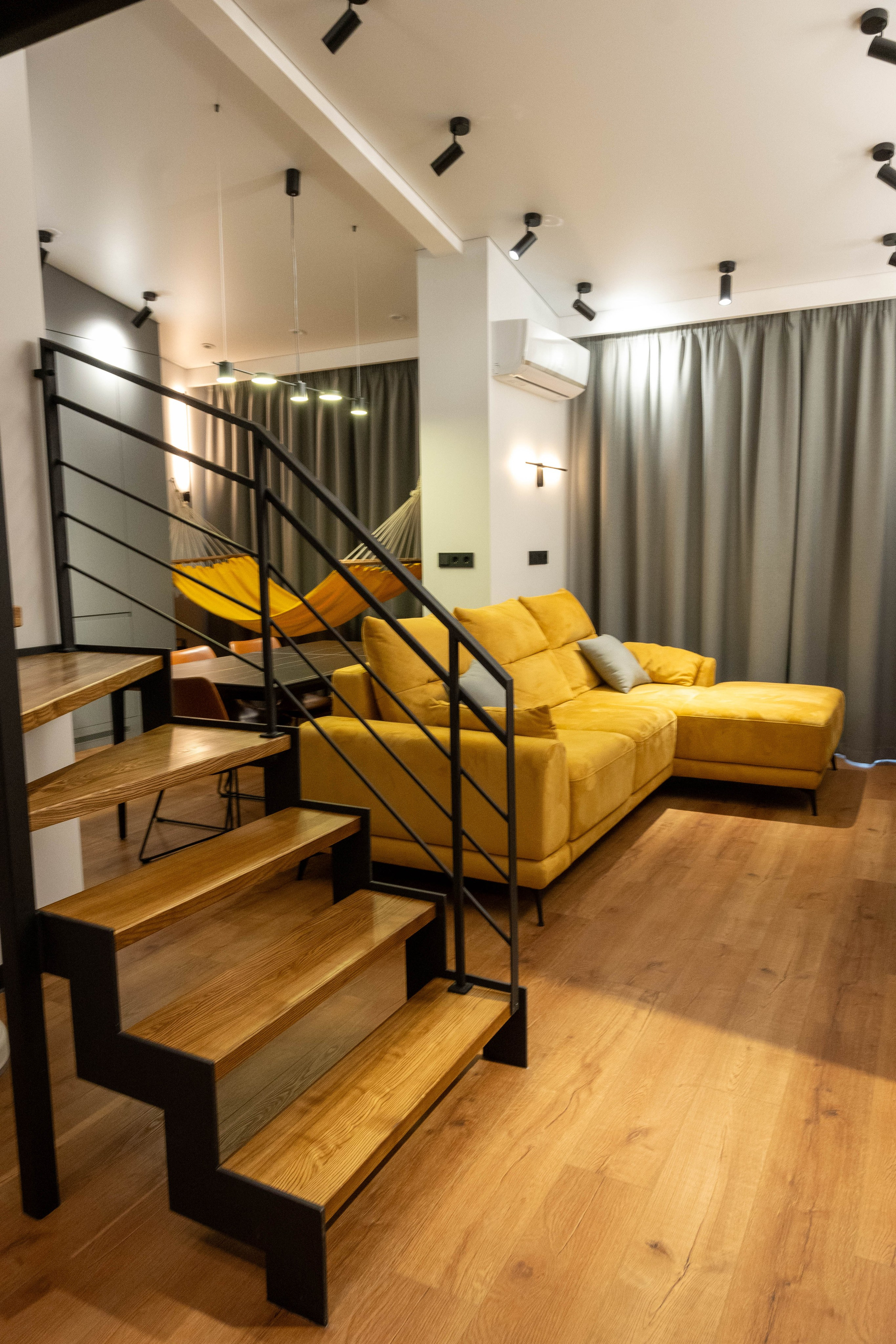 The apartment is on two levels. Fotograf Dmitrii Donets