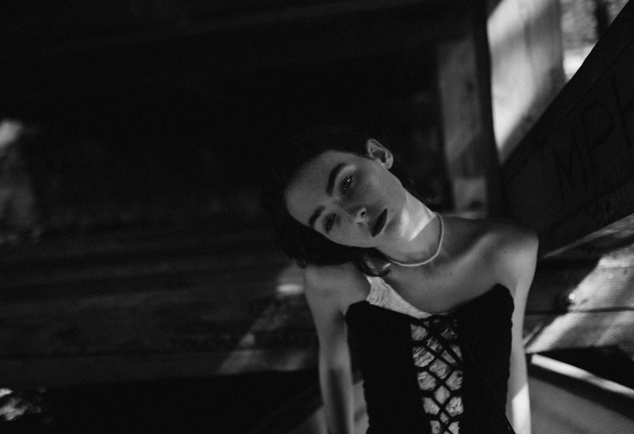 Молодая девушка в лодке