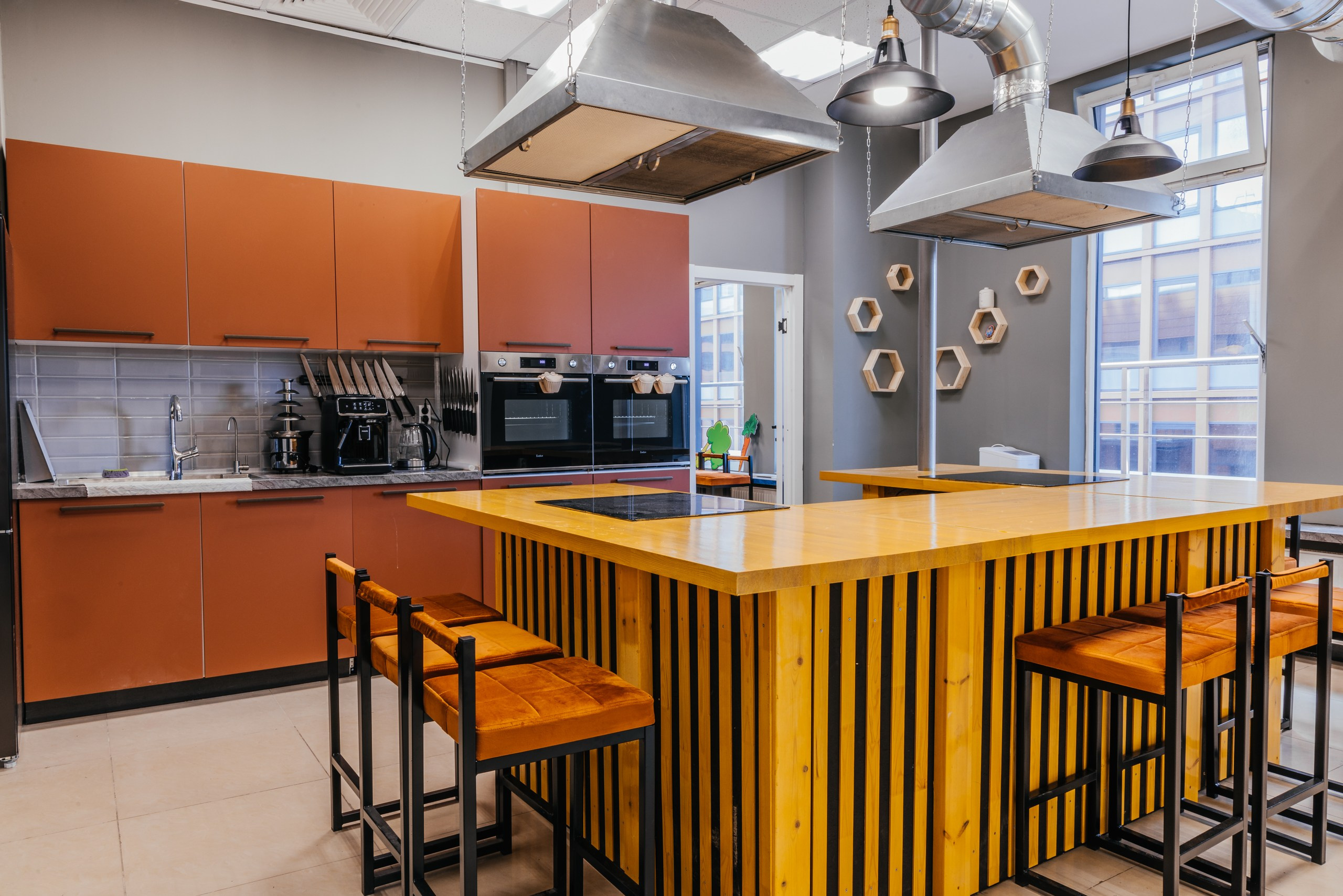 Интерьер Кулинарной, Гончарной, Стрелковой студии. Фотограф Алексей Солопов