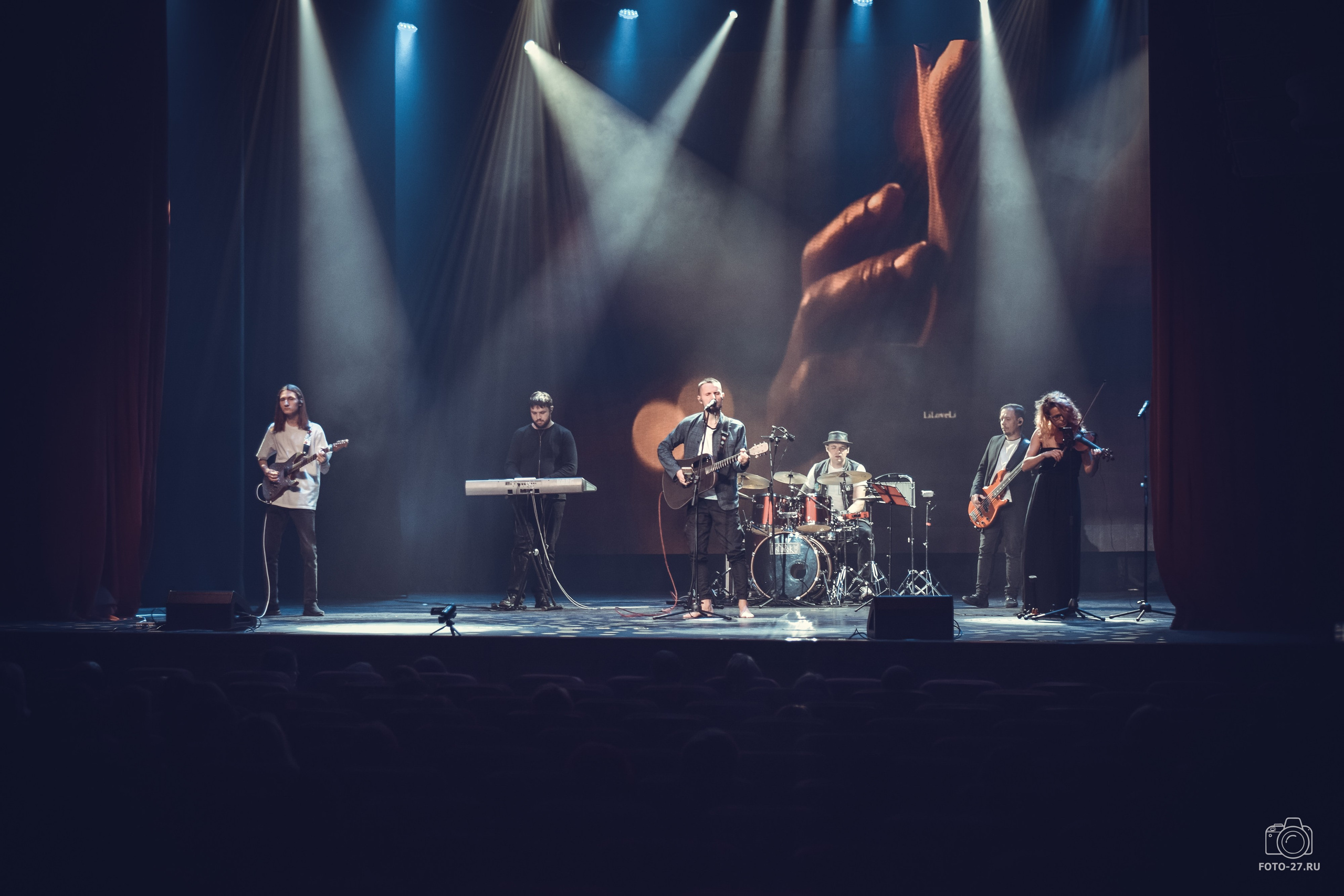 Антон Курдюмов фотограф в Хабаровске Рина Курдюмова фото27 foto27 Антон Дорофеев репортажный репортаж документалист Тони и Рина фотосоздатели ПаПаРоК Философия и любовь сольный концерт ОДОРА Хабаровск