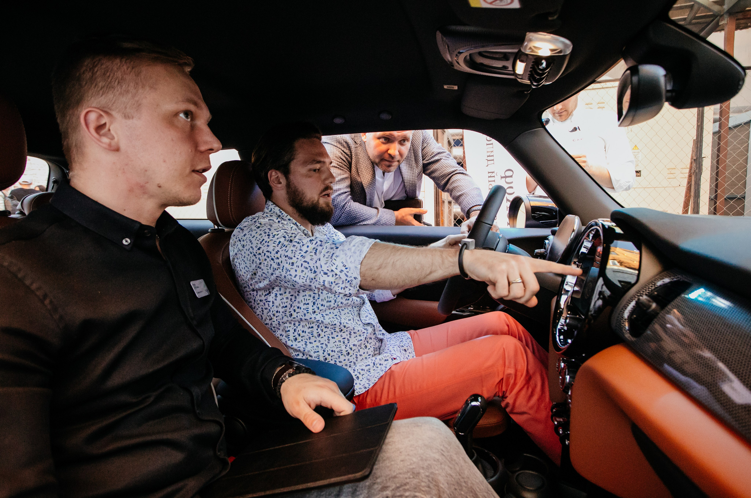 New MINI Cooper в Гоголь Центре. Репортажный, event, концертный и backstage фотограф из Москвы Виталий Кривцов