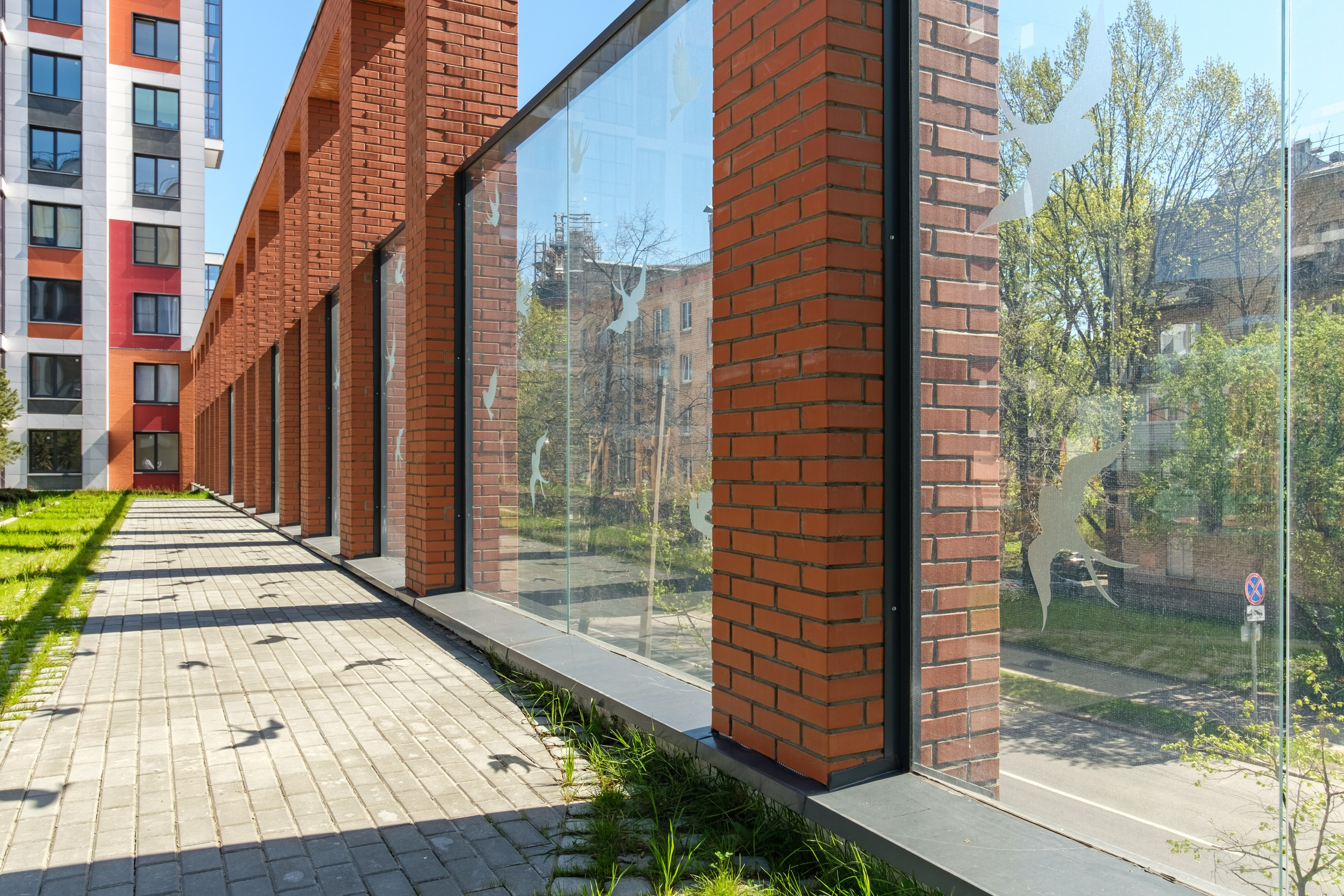 Фото с акцентом на остекление на стилобате.