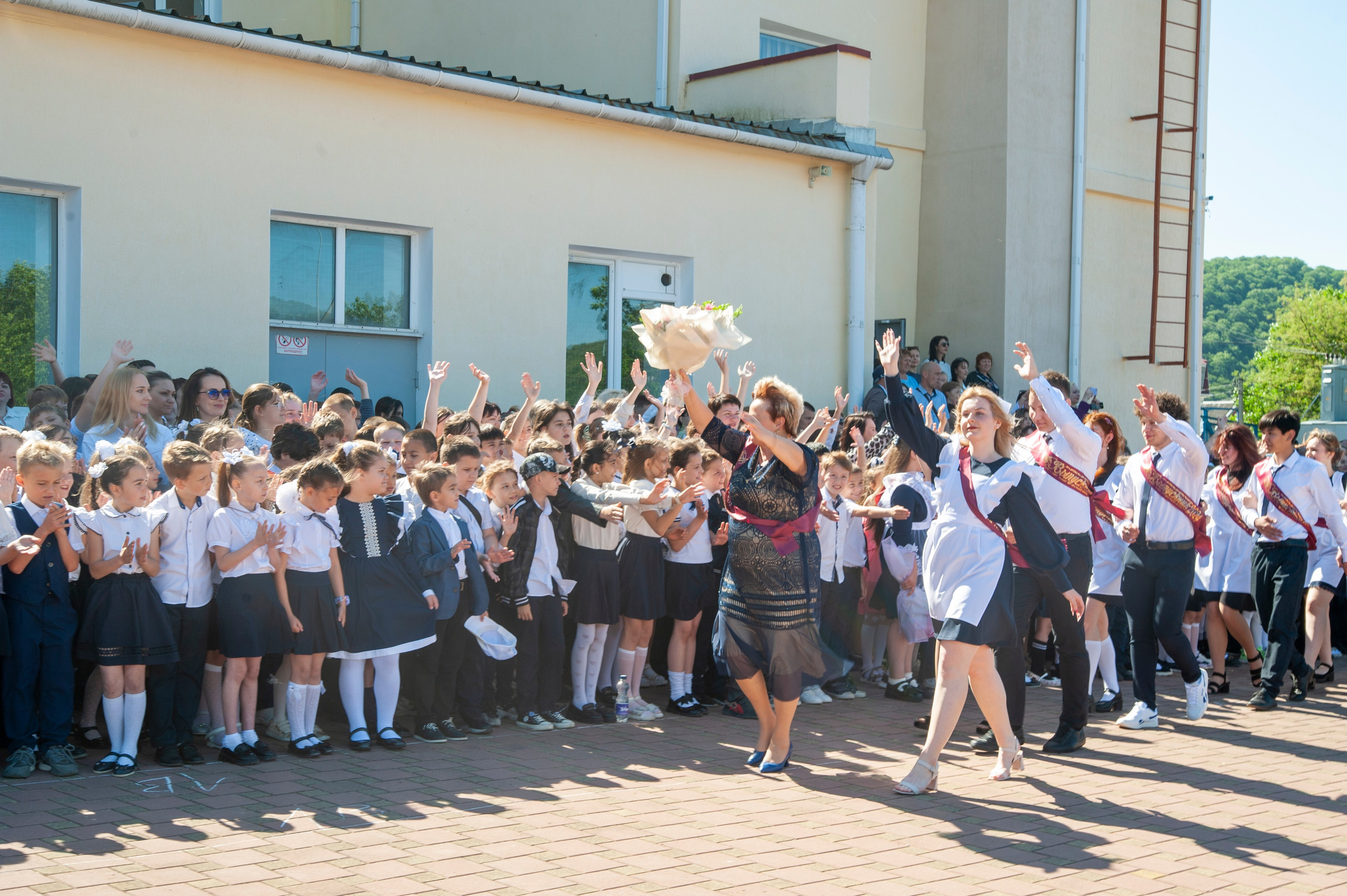 Последний Звонок МАОУ СОШ № 17 им. Эдуарда Есаяна — Архипо-Осиповка. Свадебный и семейный фотограф Денис Лукьянов в Краснодаре, Краснодарском крае и Республике Крым