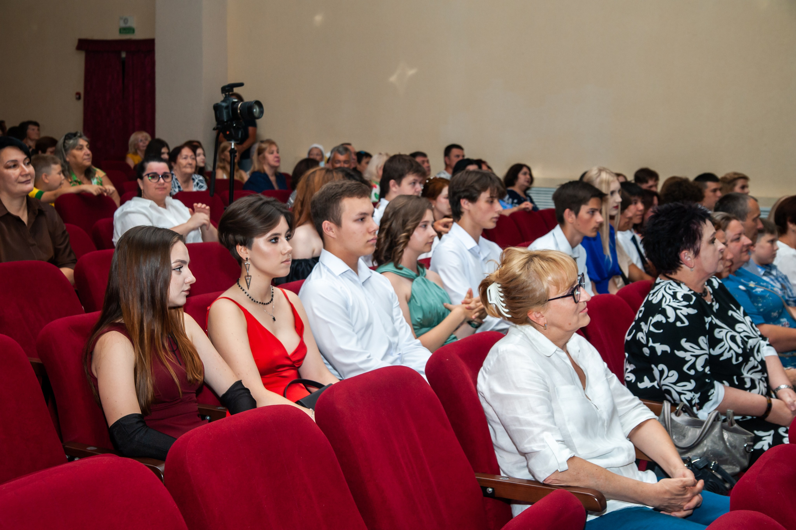 Выпускной МАОУ СОШ № 17 им. Эдуарда Есаяна. Свадебный и семейный фотограф Денис Лукьянов в Краснодаре, Краснодарском крае и Республике Крым