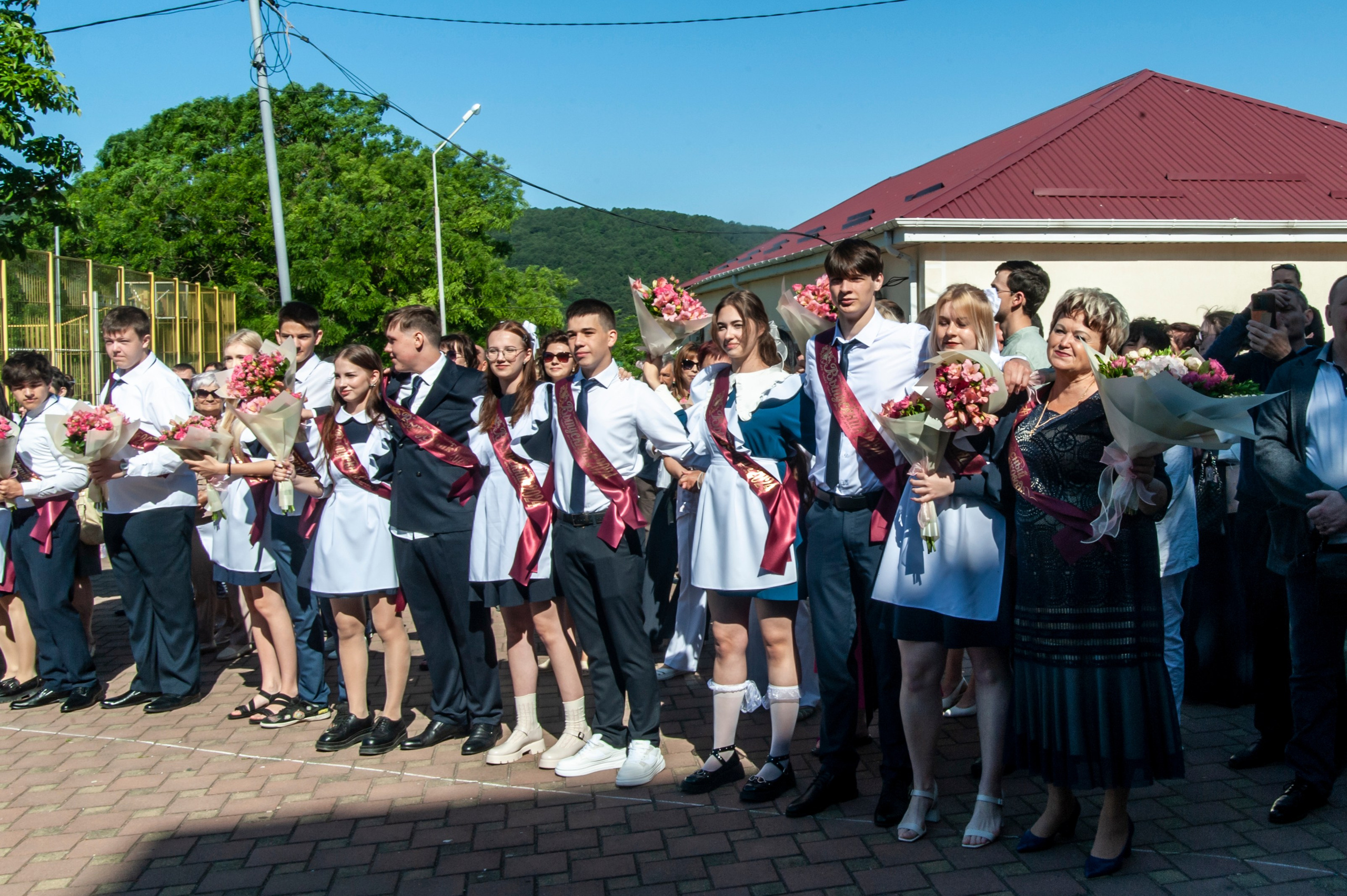 Последний Звонок МАОУ СОШ № 17 им. Эдуарда Есаяна — Архипо-Осиповка. Свадебный и семейный фотограф Денис Лукьянов в Краснодаре, Краснодарском крае и Республике Крым