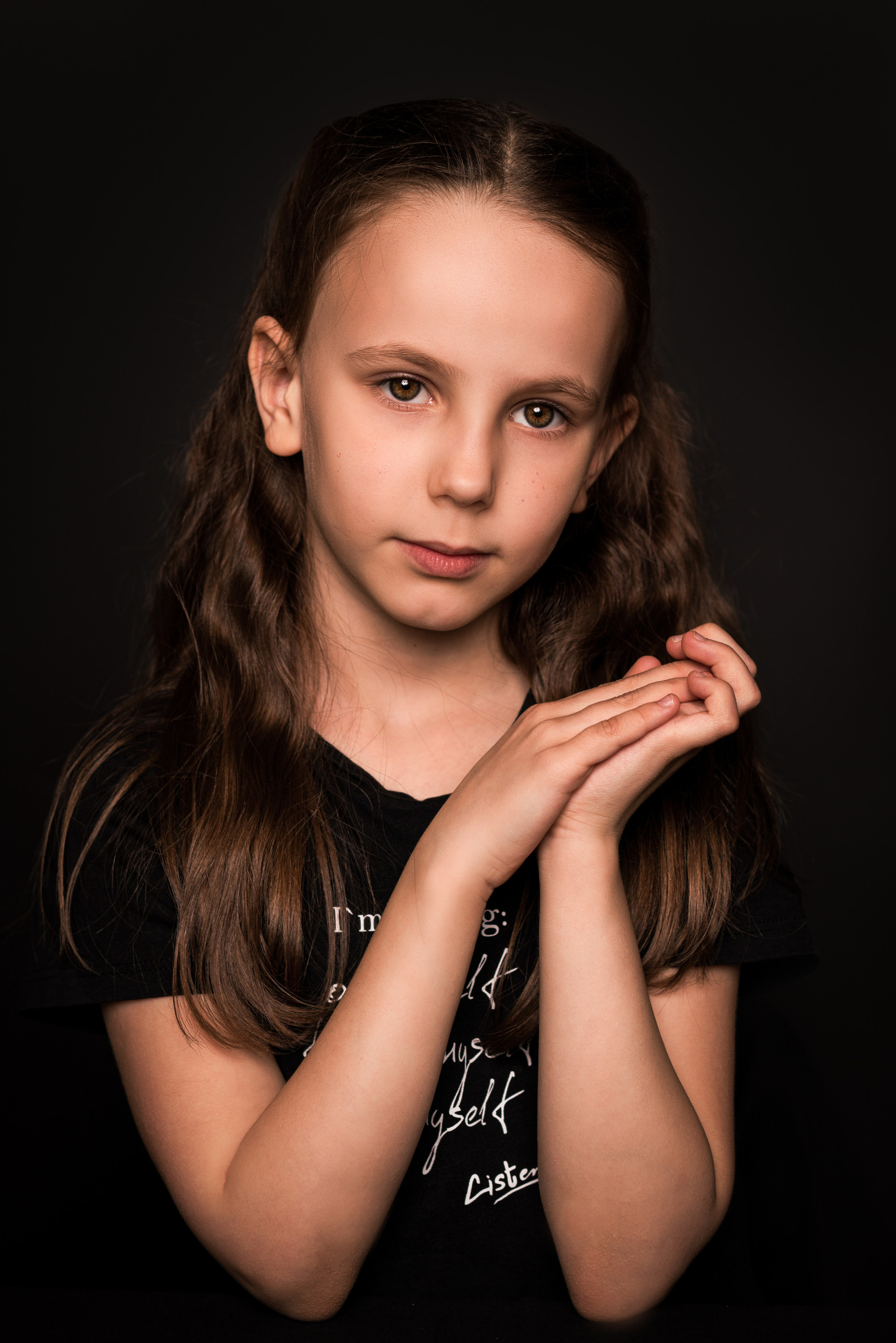 Детский сад, портреты на чёрном фоне. Фотограф Шунова Саша