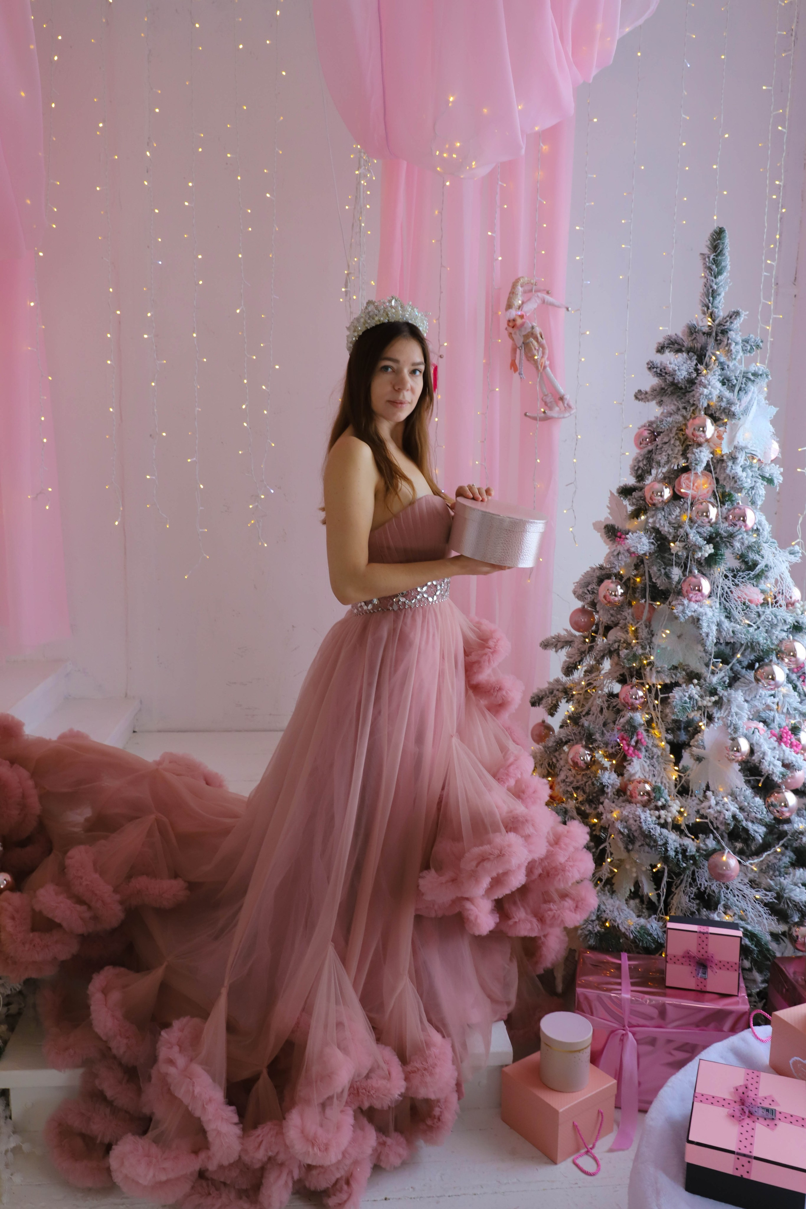 Девушка в  платье облако у новогодней елки