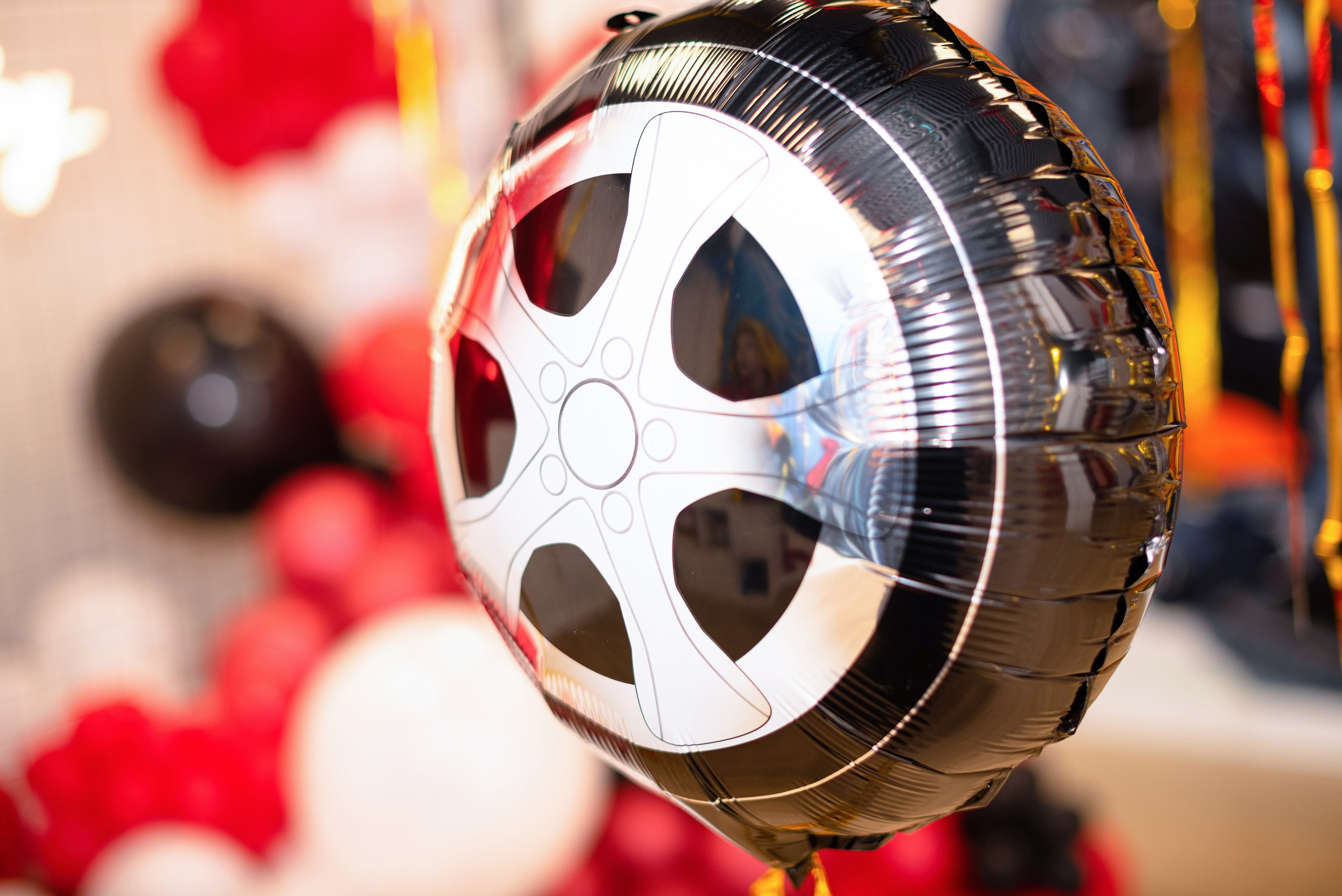 Профессиональный фотограф из Сургута/Нефтеюганска запечатлевает живое настроение и радость детско-подростковых праздничных мероприятий, включая дни рождения, выпускные вечера и семейные торжества.