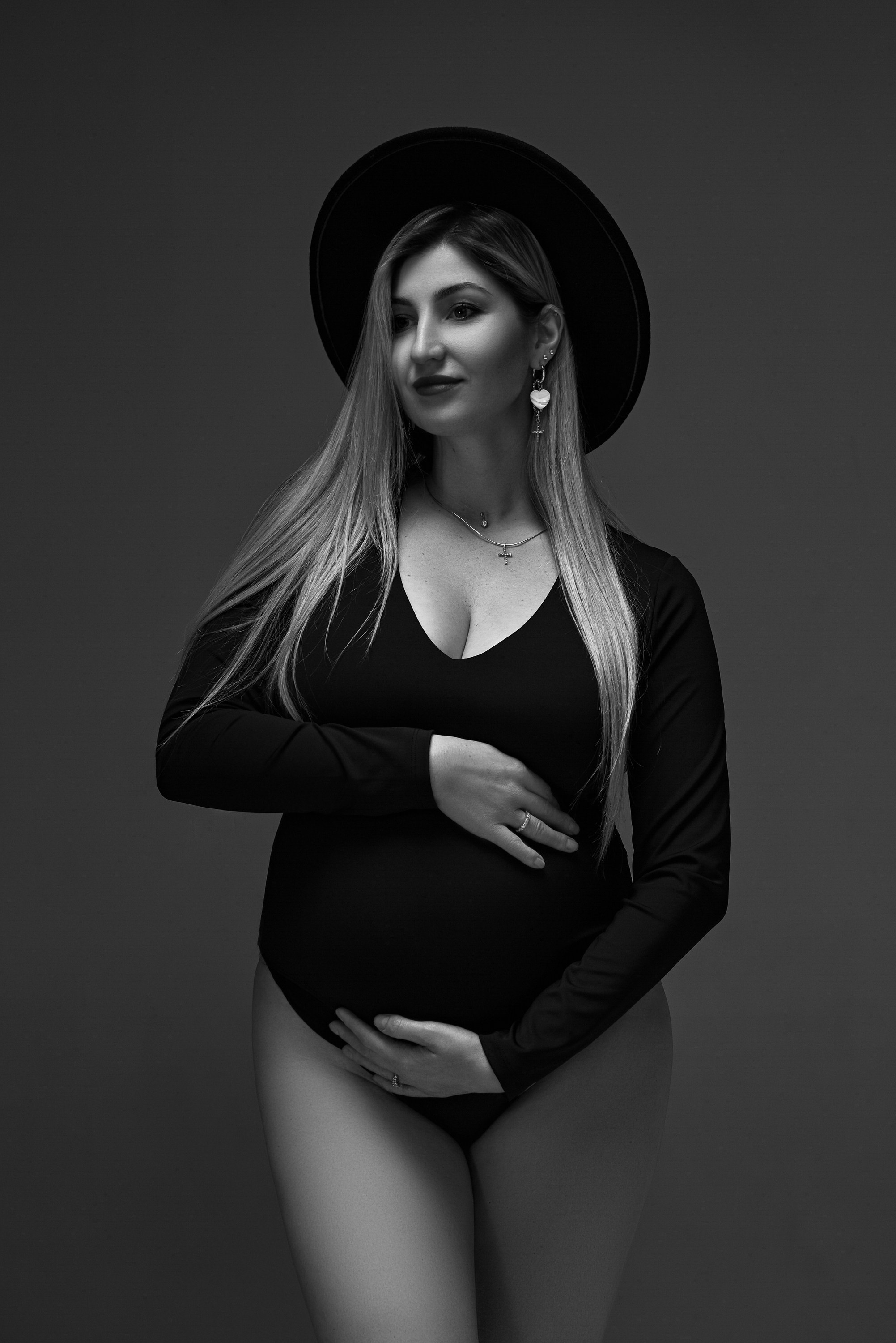 Красивая Беременная женщина в студии на циклораме. Компания и фотошкола по созданию контента в Москве