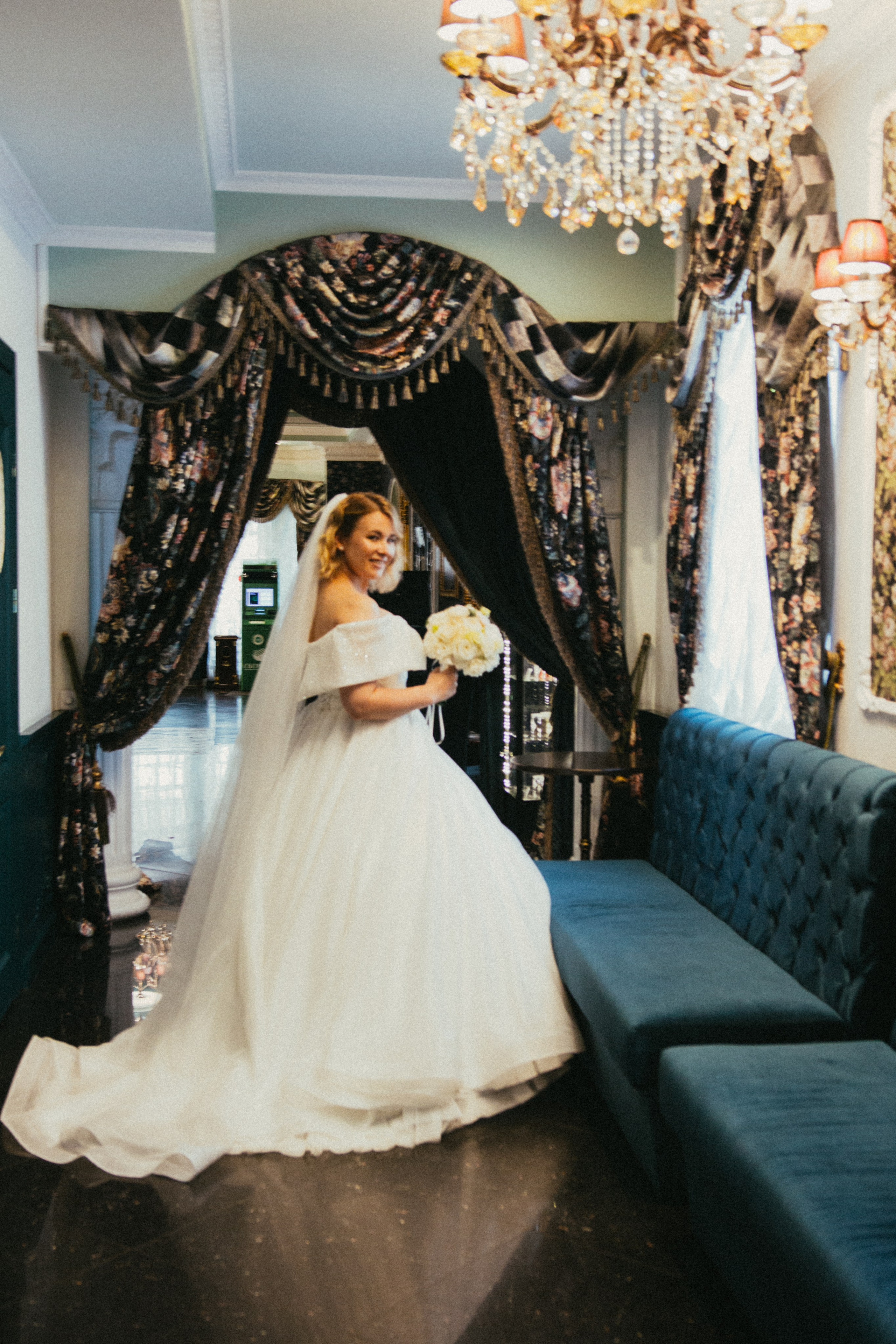 невеста бегает в отеле